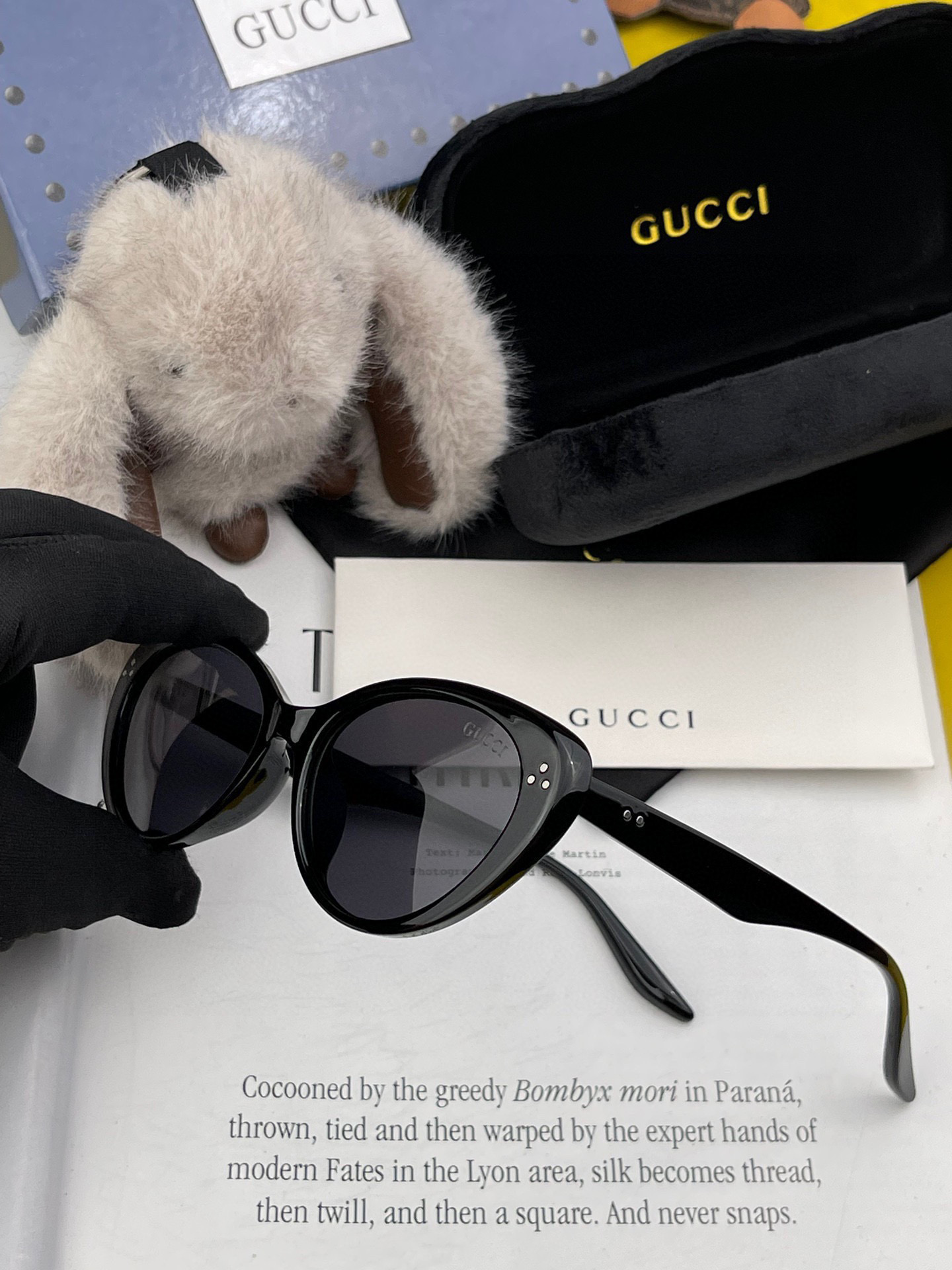  Gucci   经典的小框设计，不挑脸型，无论搭配大衣还是连衣裙都非常显气质尼龙偏光镜片预防紫外线 型