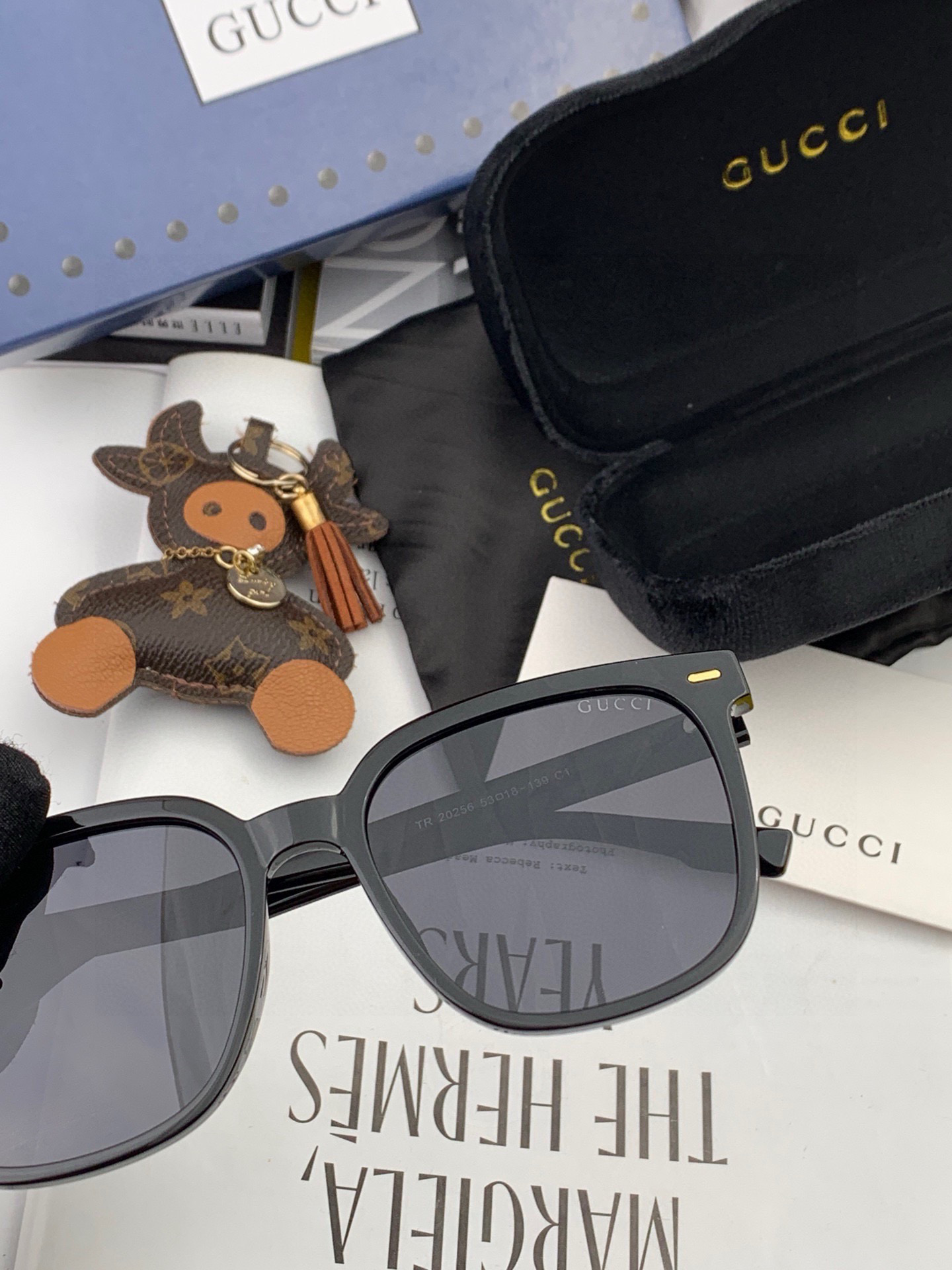   超好看 潮酷【GUCCI】古驰 新款款太阳镜以独特魅力和前卫风格诠释春夏最新眼镜，以方框设计，中梁连