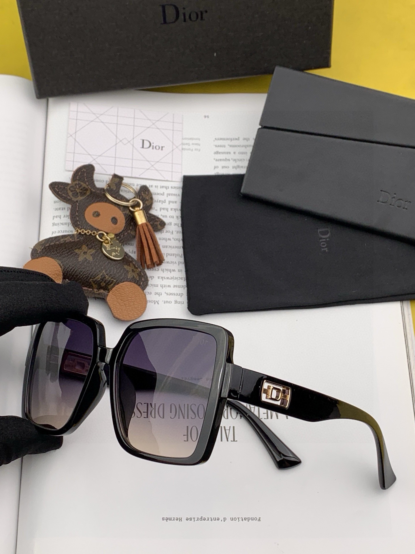  DIOR 2025開春新款 方框太陽鏡 各路網紅紛紛帶起氣場滿分‼️ 俏皮甜美.上臉效果更佳.金屬質