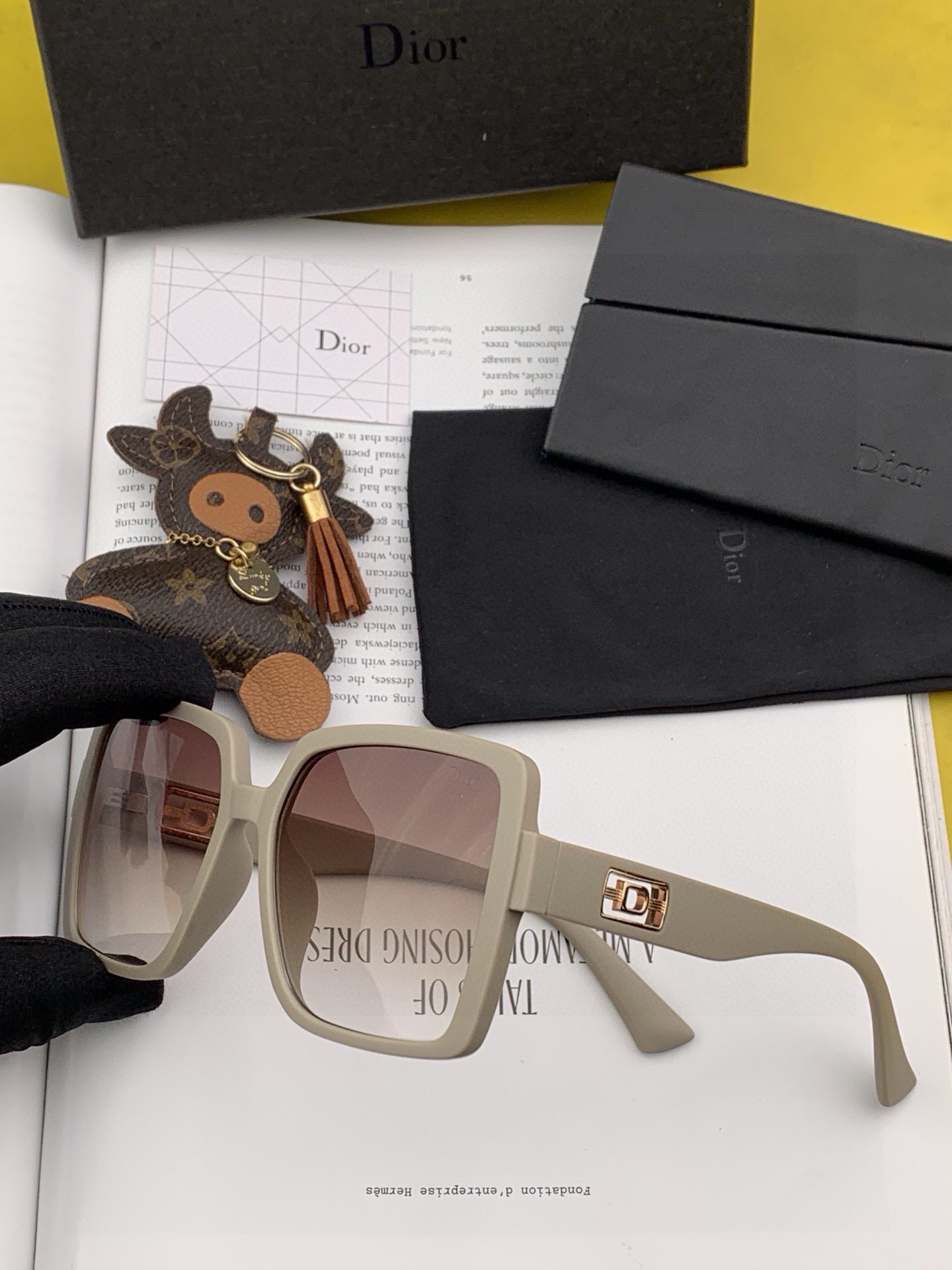   DIOR 2025開春新款 方框太陽鏡 各路網紅紛紛帶起氣場滿分‼️ 俏皮甜美.上臉效果更佳.金屬質