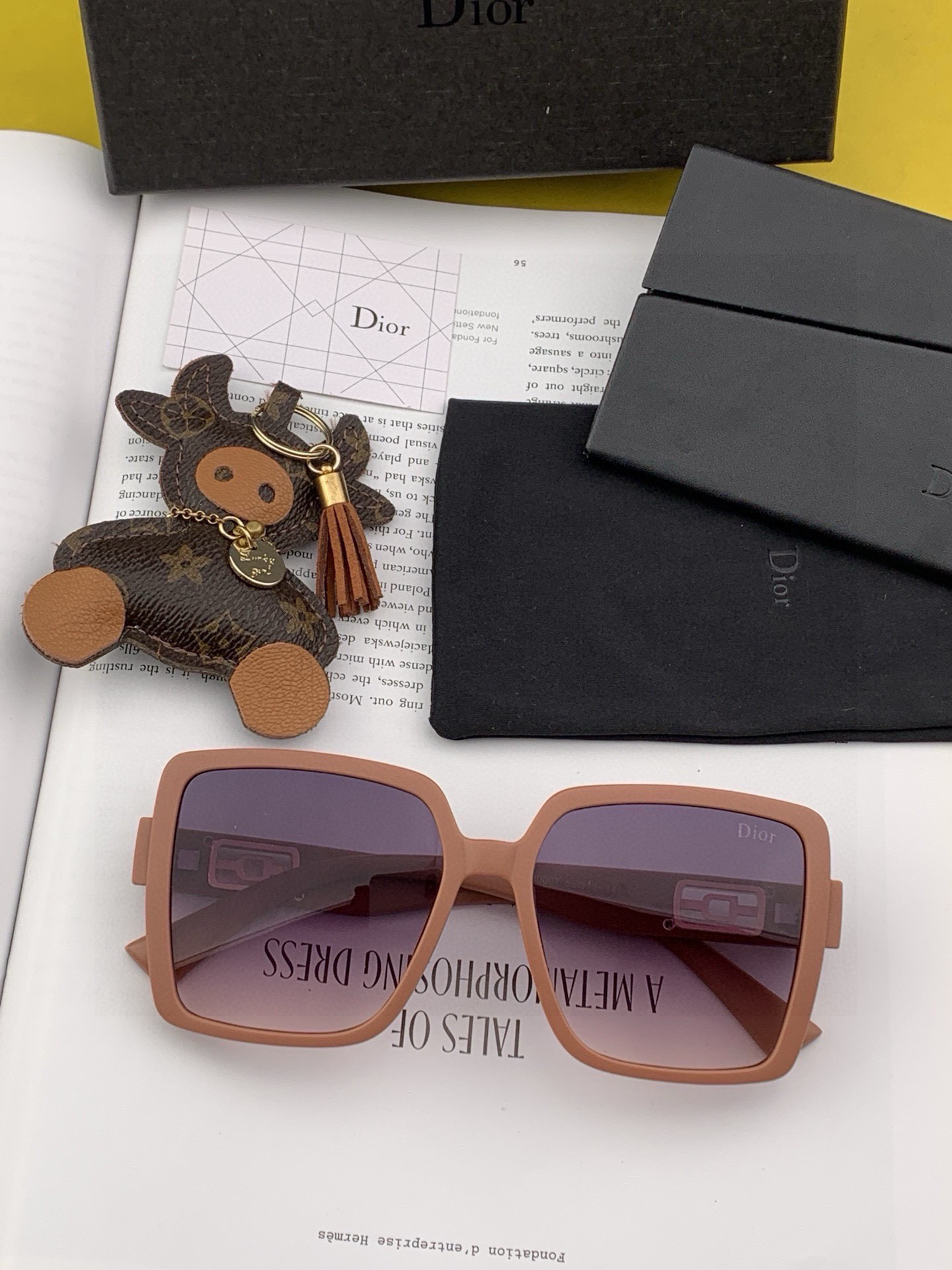   DIOR 2025開春新款 方框太陽鏡 各路網紅紛紛帶起氣場滿分‼️ 俏皮甜美.上臉效果更佳.金屬質