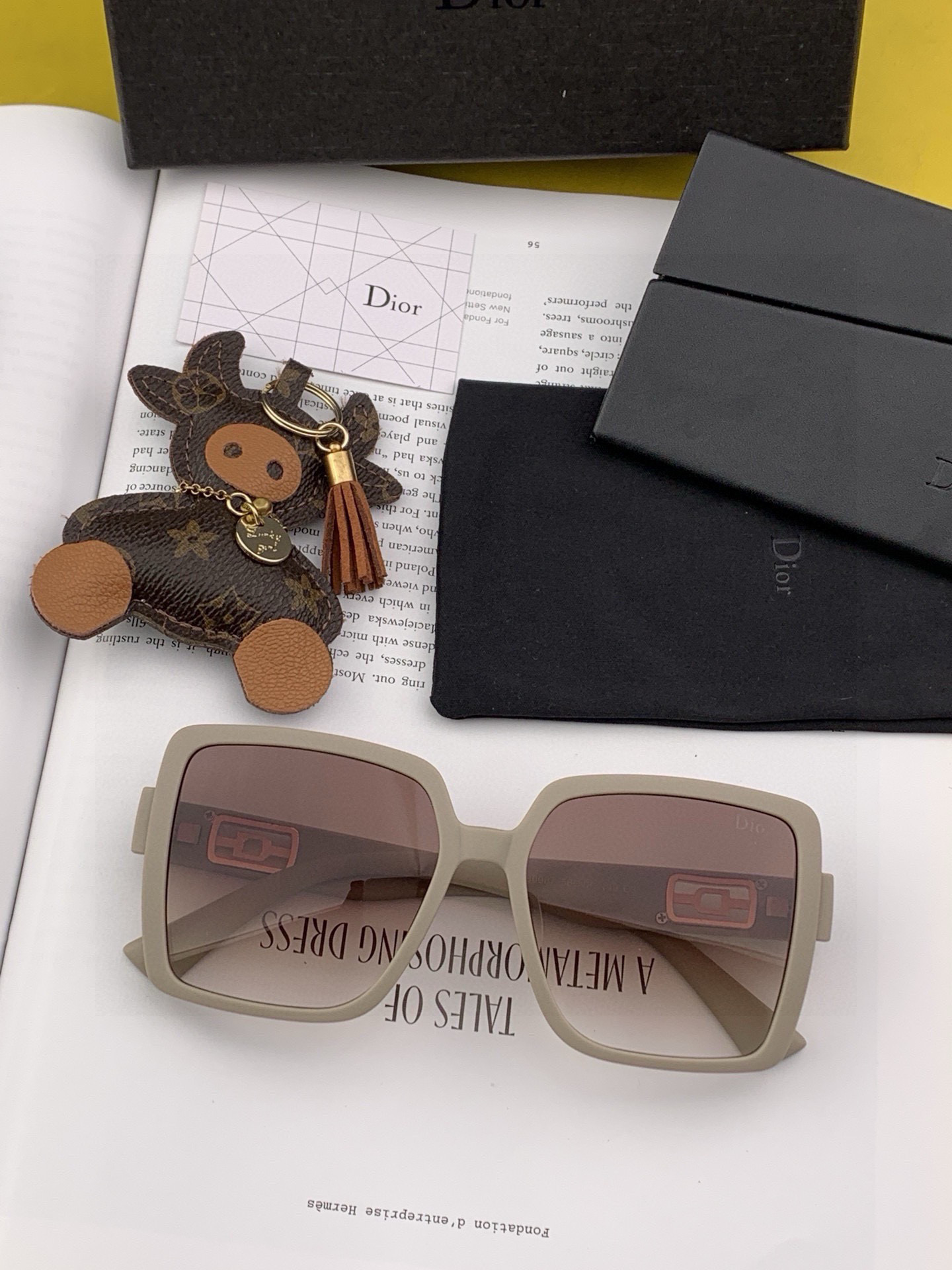   DIOR 2025開春新款 方框太陽鏡 各路網紅紛紛帶起氣場滿分‼️ 俏皮甜美.上臉效果更佳.金屬質
