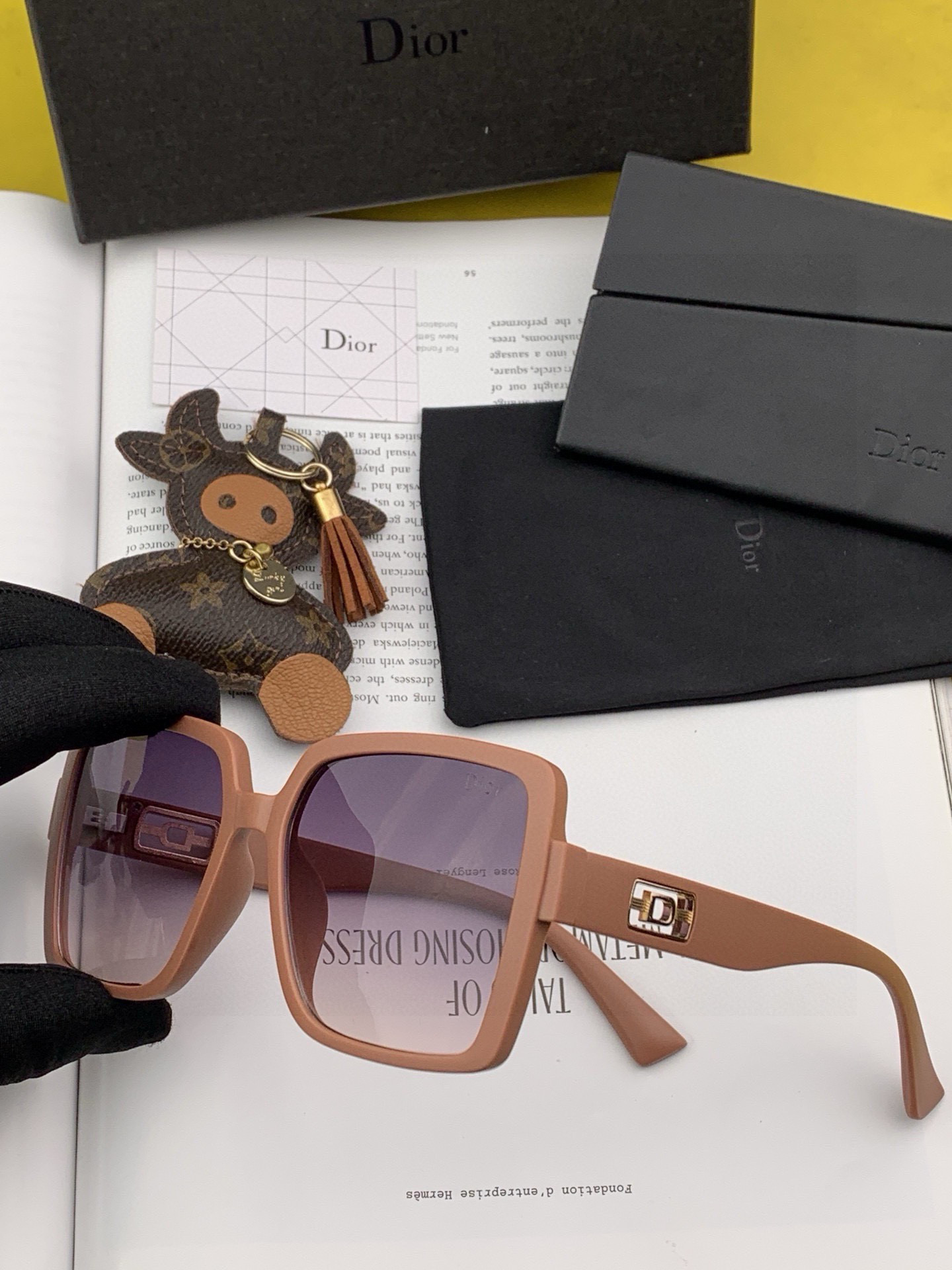   DIOR 2025開春新款 方框太陽鏡 各路網紅紛紛帶起氣場滿分‼️ 俏皮甜美.上臉效果更佳.金屬質