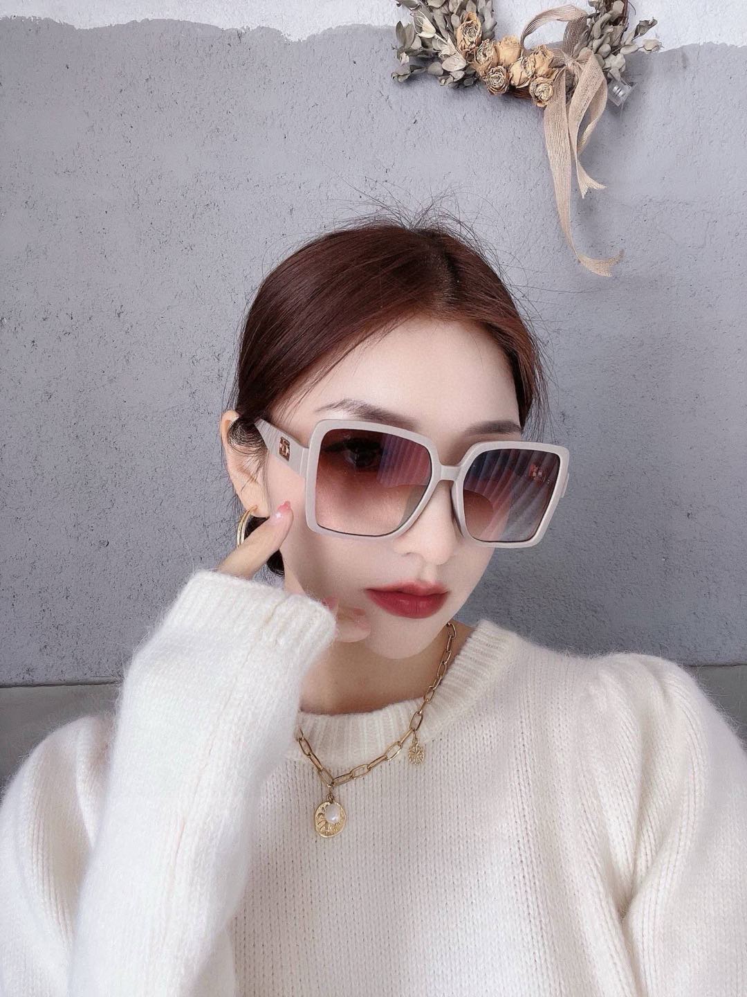   DIOR 2025開春新款 方框太陽鏡 各路網紅紛紛帶起氣場滿分‼️ 俏皮甜美.上臉效果更佳.金屬質