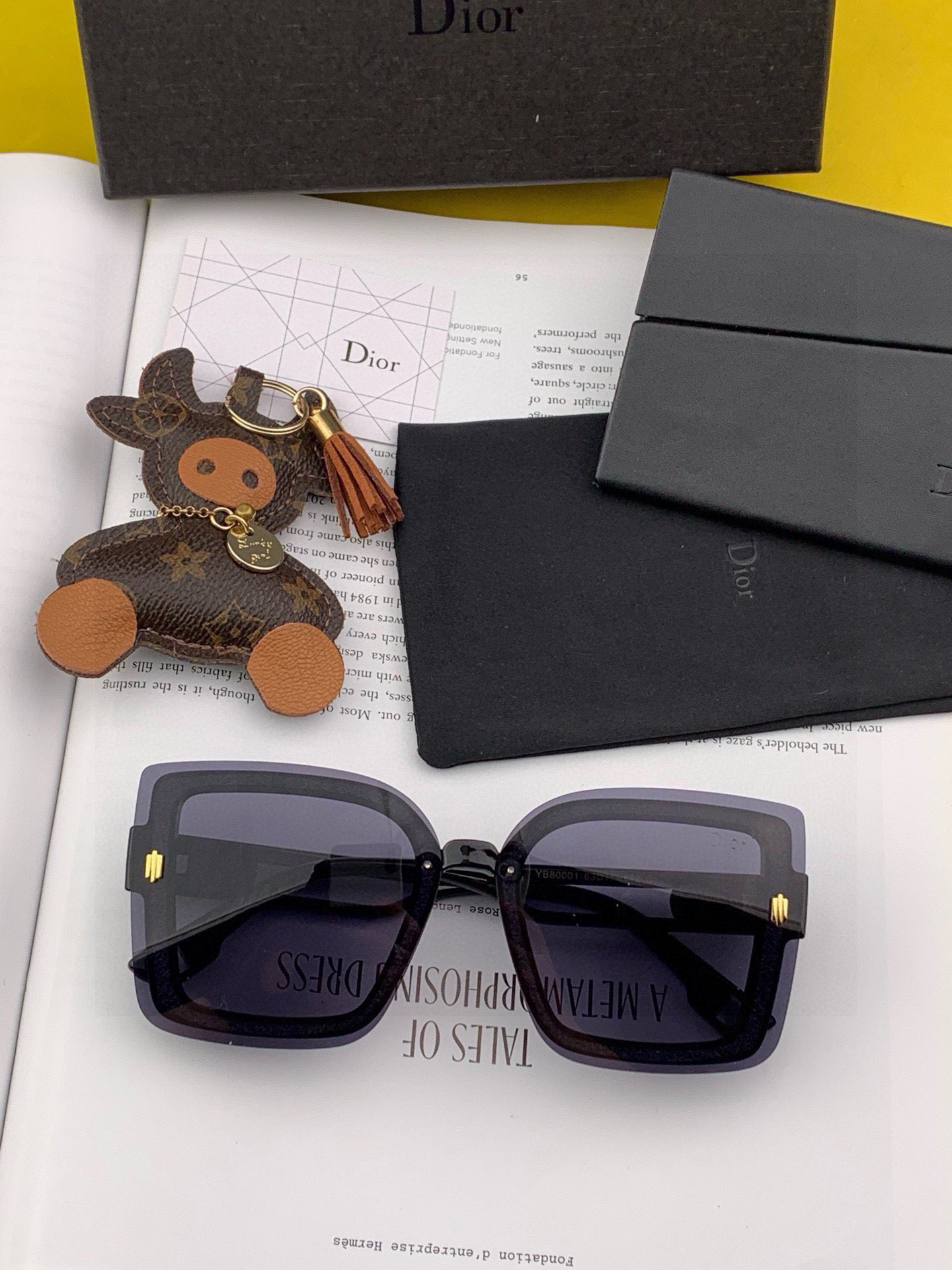   DIOR 2025开春新款 方框太阳镜 各路网红纷纷带起气场满分‼️ 俏皮甜美.上脸效果更佳.金属质