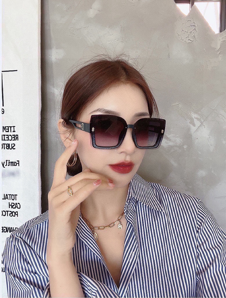   DIOR 2025开春新款 方框太阳镜 各路网红纷纷带起气场满分‼️ 俏皮甜美.上脸效果更佳.金属质