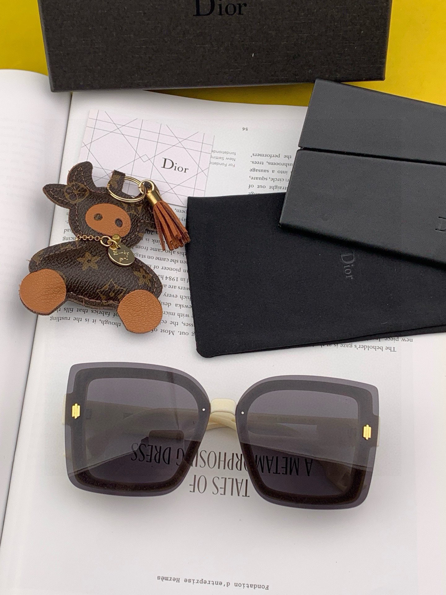   DIOR 2025开春新款 方框太阳镜 各路网红纷纷带起气场满分‼️ 俏皮甜美.上脸效果更佳.金属质