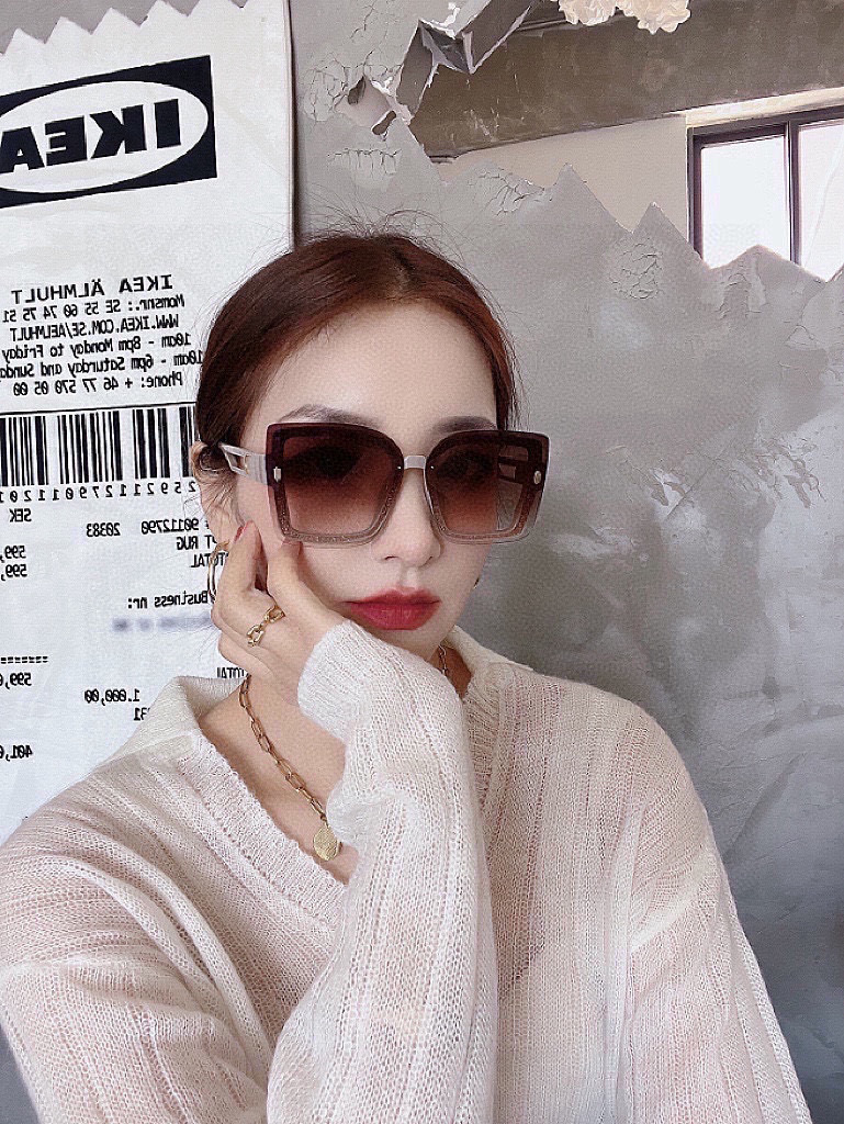   DIOR 2025开春新款 方框太阳镜 各路网红纷纷带起气场满分‼️ 俏皮甜美.上脸效果更佳.金属质