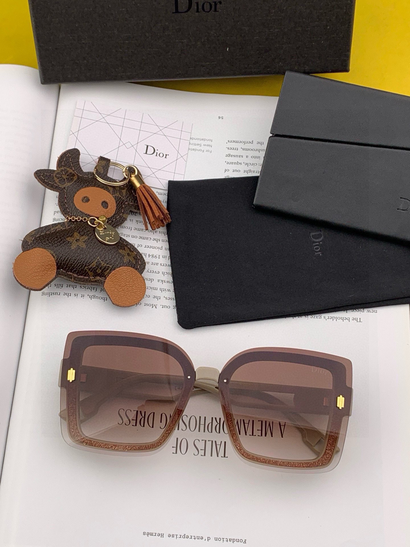   DIOR 2025开春新款 方框太阳镜 各路网红纷纷带起气场满分‼️ 俏皮甜美.上脸效果更佳.金属质