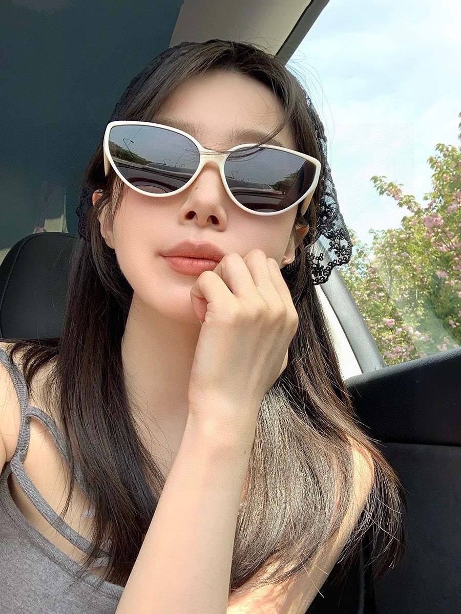   普拉达 小框太阳镜墨镜经典的方框设计，不挑脸型，无论搭配大衣还是连衣裙都非常显气质 预防紫外线  型