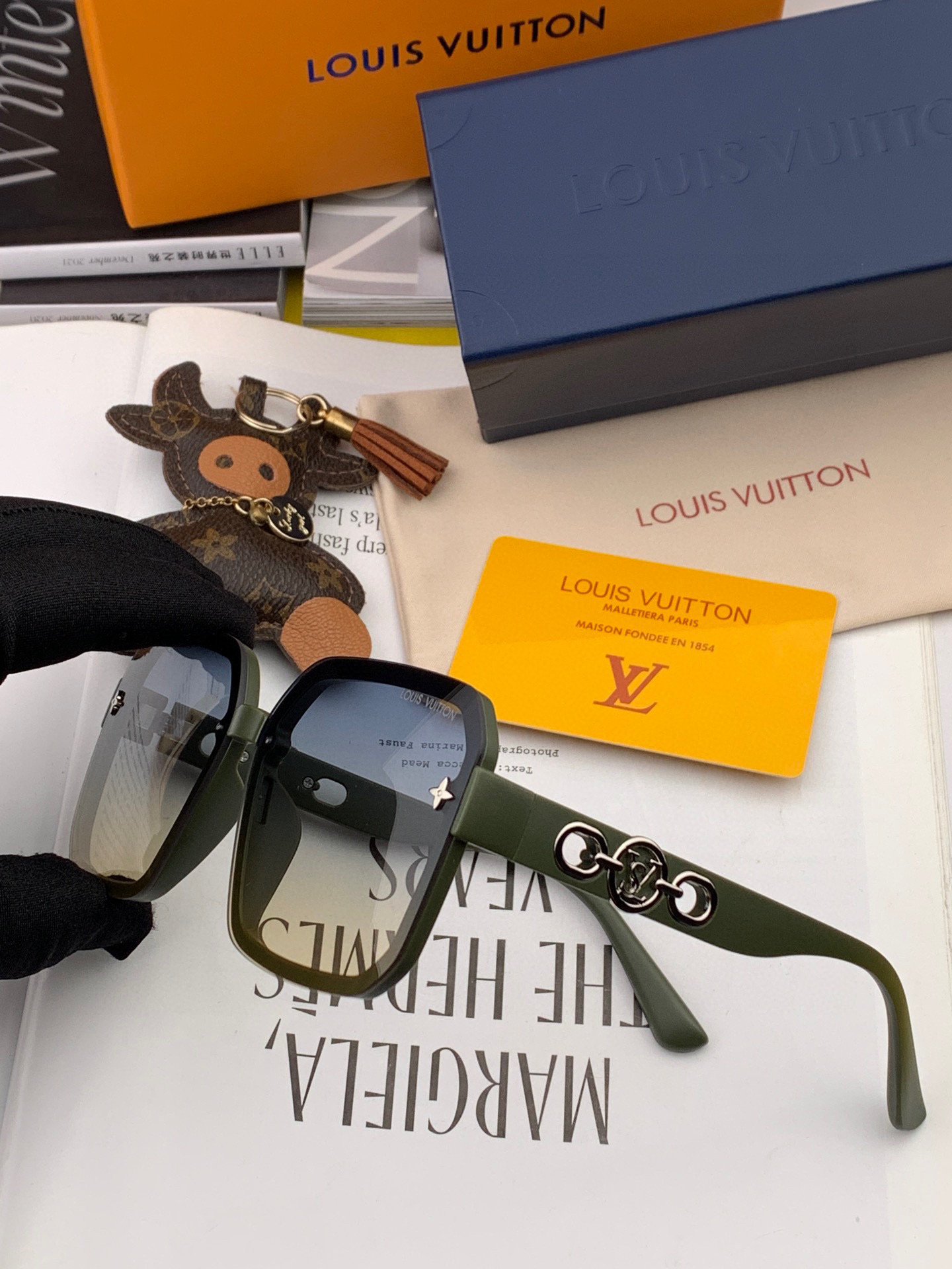   LV 2025新款女士方框太阳眼镜 开车墨镜 新款太阳镜  时尚大方 舒适轻盈 精致奢华 超轻 型号