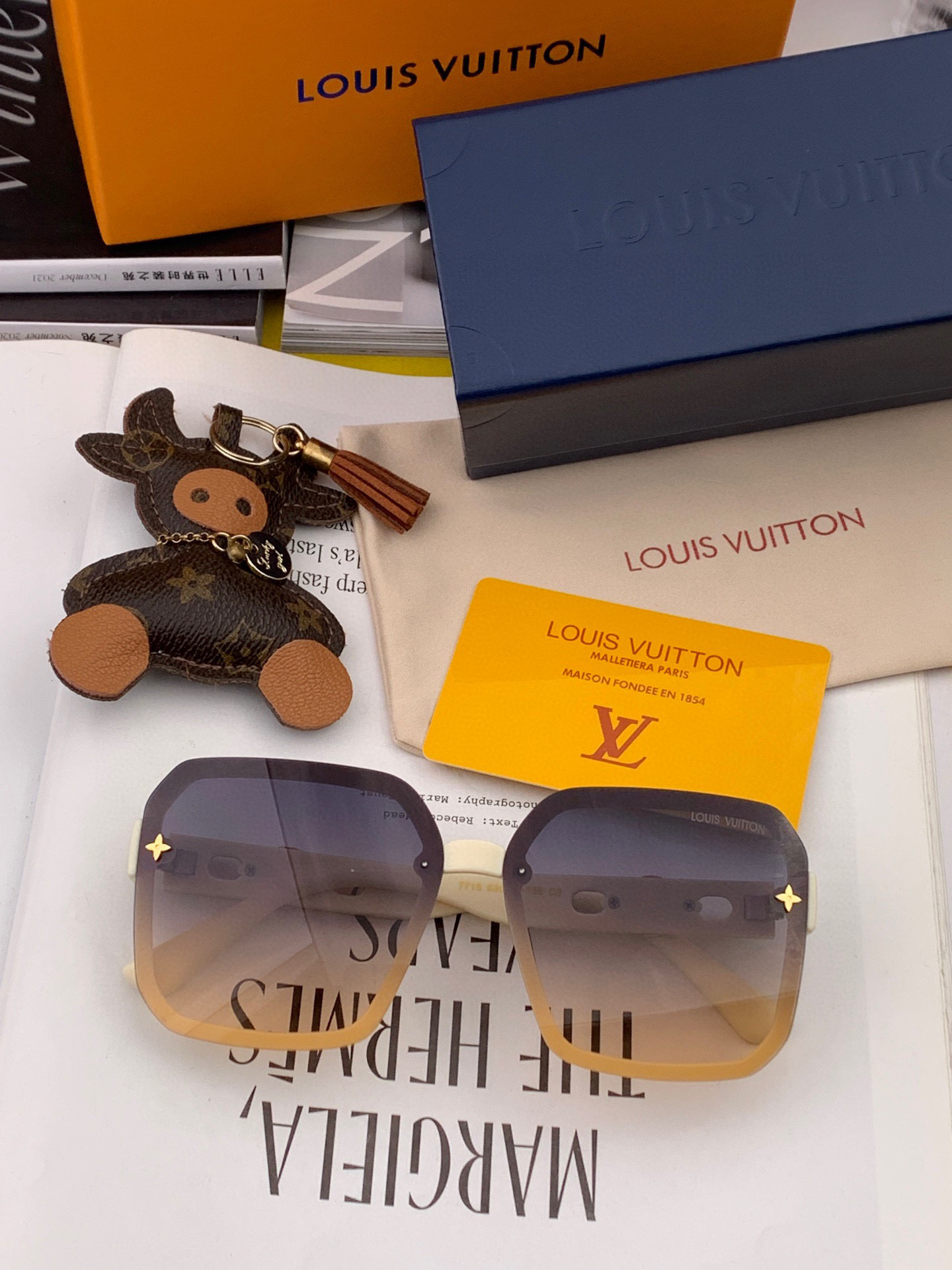   LV 2025新款女士方框太阳眼镜 开车墨镜 新款太阳镜  时尚大方 舒适轻盈 精致奢华 超轻 型号