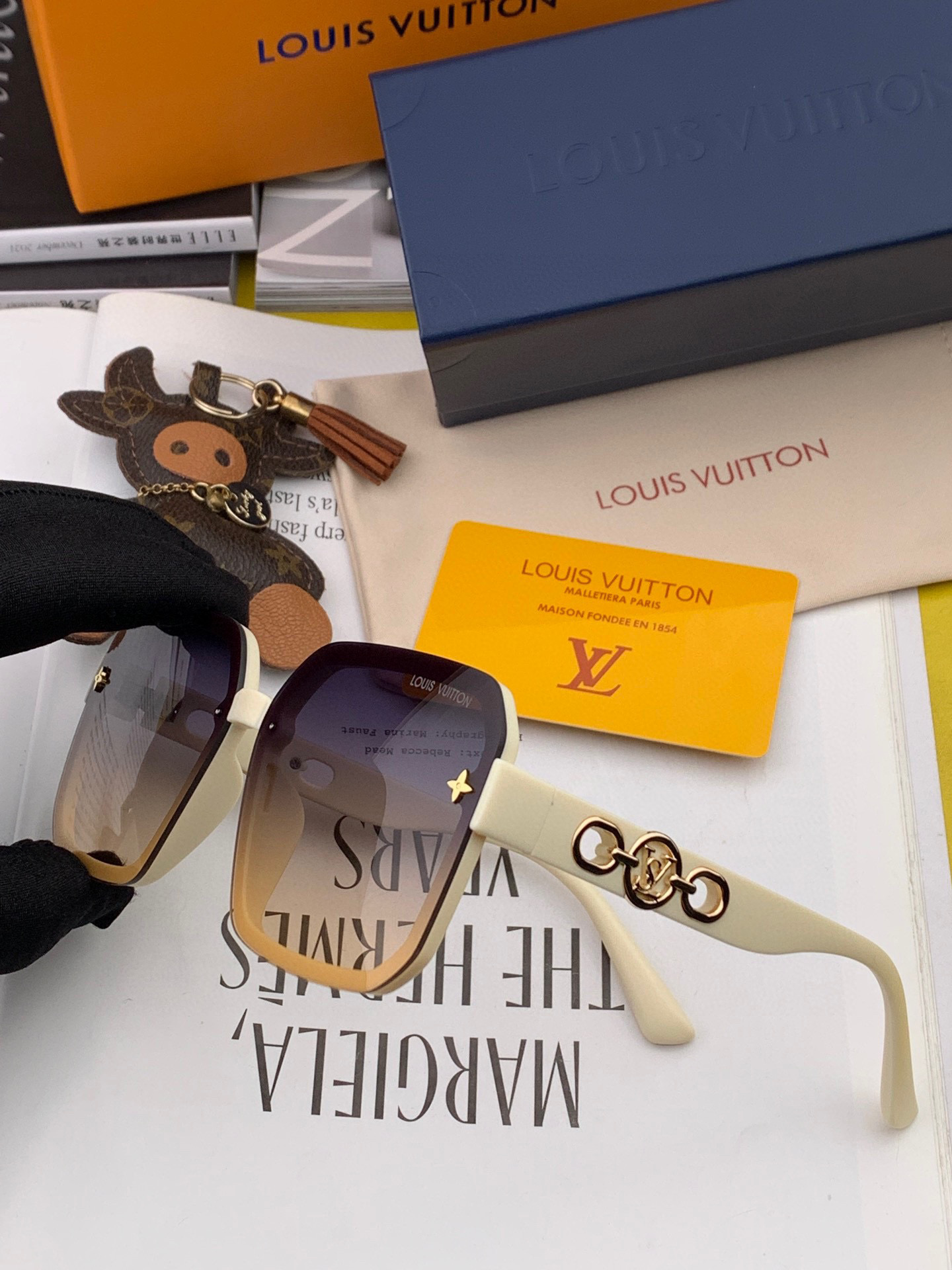   LV 2025新款女士方框太阳眼镜 开车墨镜 新款太阳镜  时尚大方 舒适轻盈 精致奢华 超轻 型号