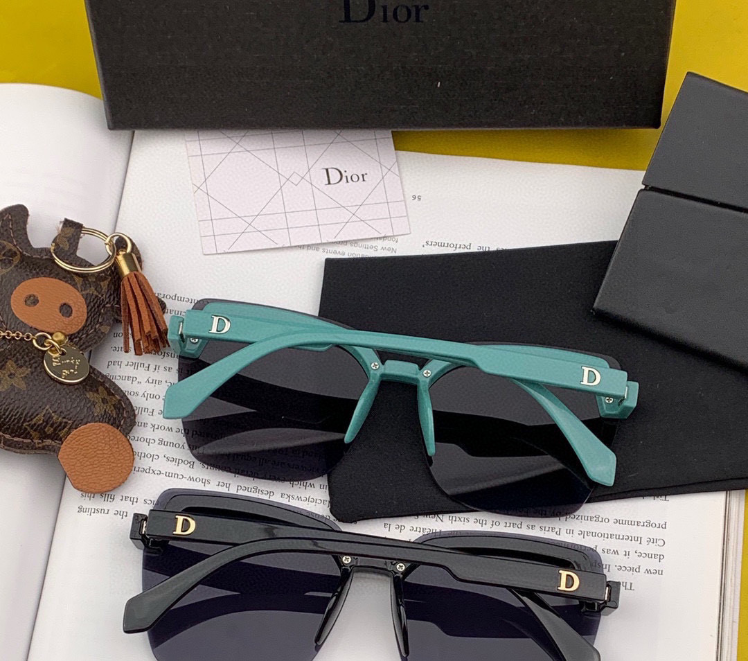  DIOR 2025开春新款 方框太阳镜 各路网红纷纷带起气场满分‼️ 俏皮甜美.上脸效果更佳.金属质
