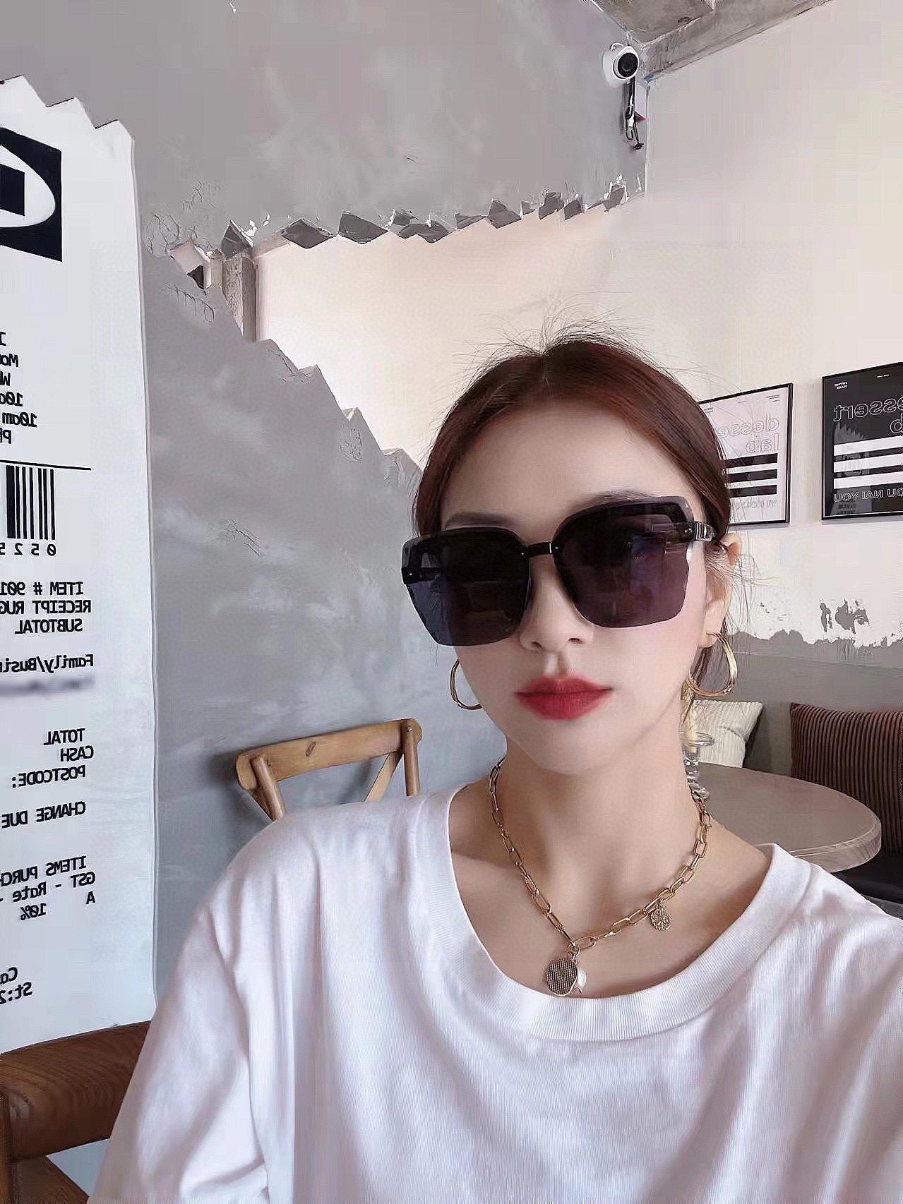   DIOR 2025开春新款 方框太阳镜 各路网红纷纷带起气场满分‼️ 俏皮甜美.上脸效果更佳.金属质