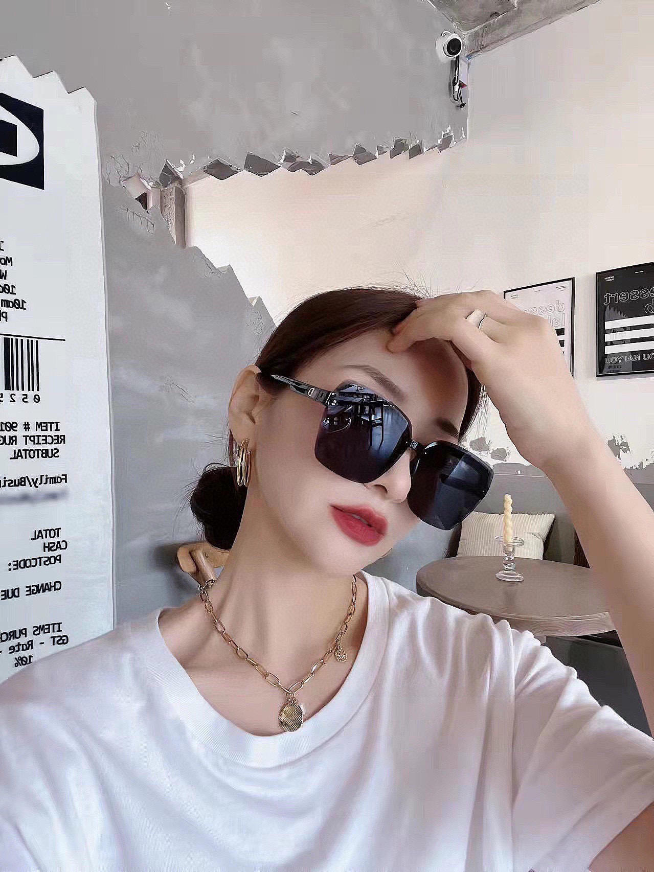   DIOR 2025开春新款 方框太阳镜 各路网红纷纷带起气场满分‼️ 俏皮甜美.上脸效果更佳.金属质