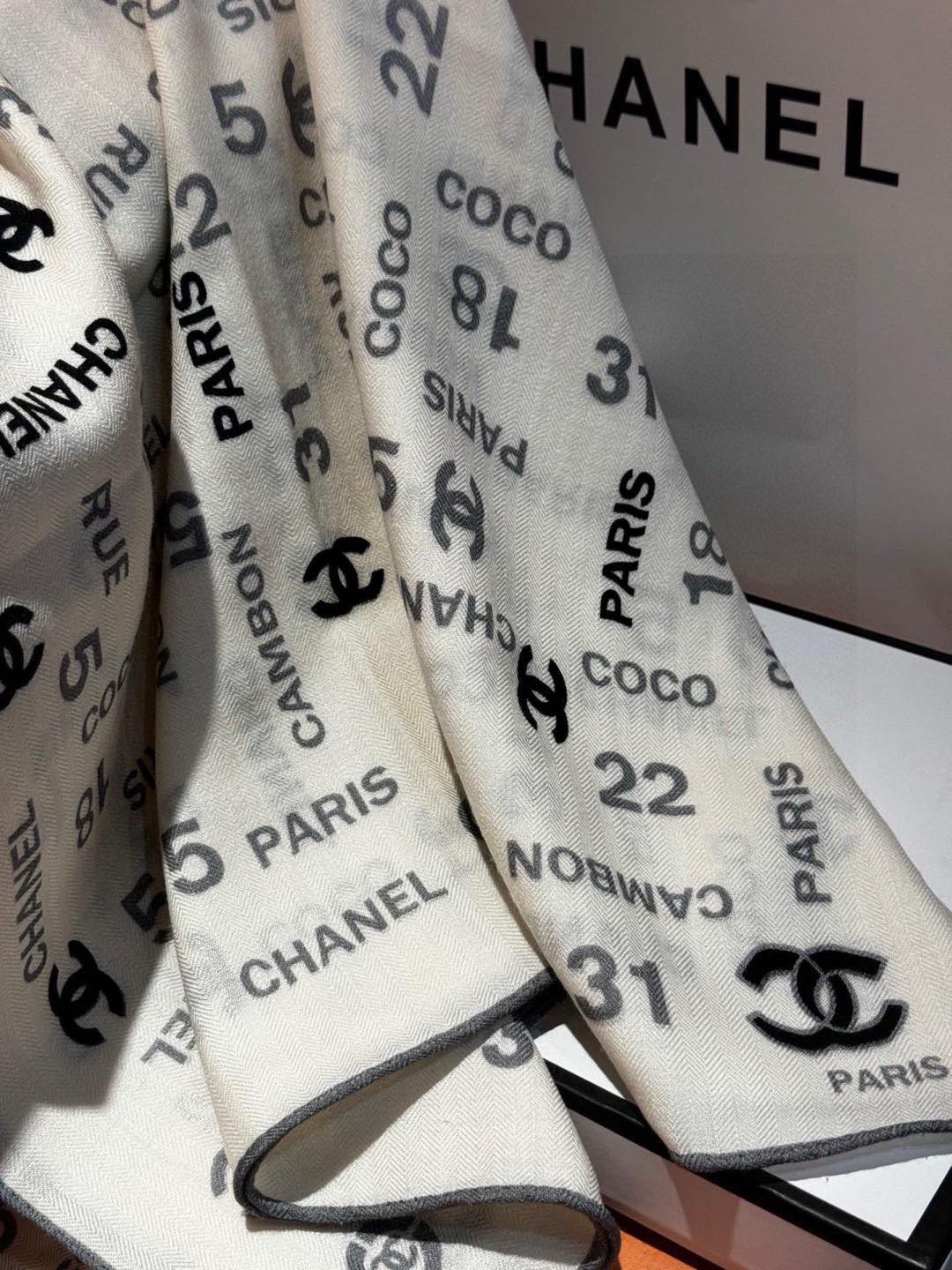   上新❤️
【2024Chanel】 
经典茶花优雅Coco风，Chanel最新菱格丝绒大方巾~气质到