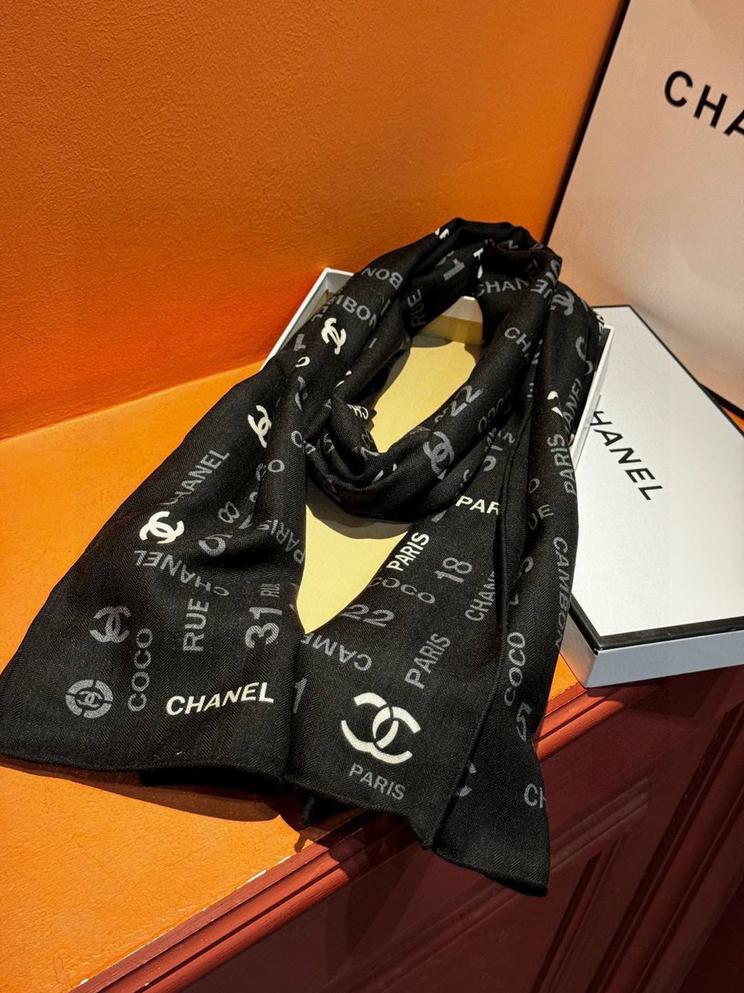   上新❤️
【2024Chanel】 
经典茶花优雅Coco风，Chanel最新菱格丝绒大方巾~气质到