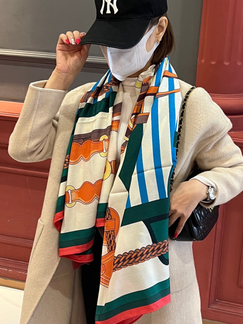 Elegant Silk Cashmere Scarf with Equestrian-Inspired Design - 140x140cm 1 Elegant Silk Cashmere Scarf with Equestrian-Inspired Design - 140x140cm