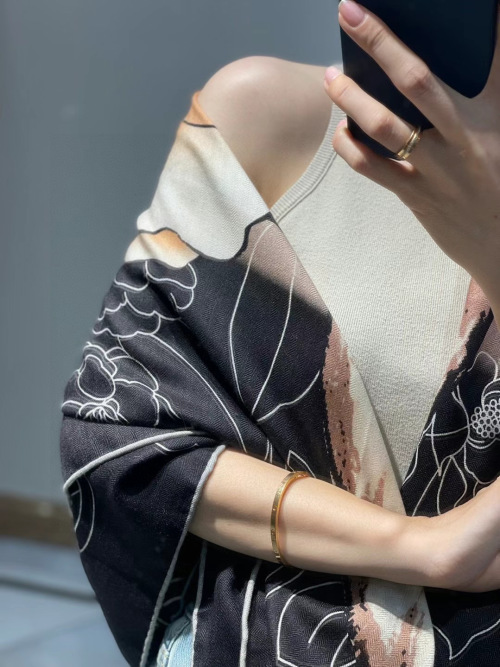 Elegant Camellia Print Cashmere Scarf - Luxurious Warmth & Style 1 Elegant Camellia Print Cashmere Scarf - Luxurious Warmth & Style
