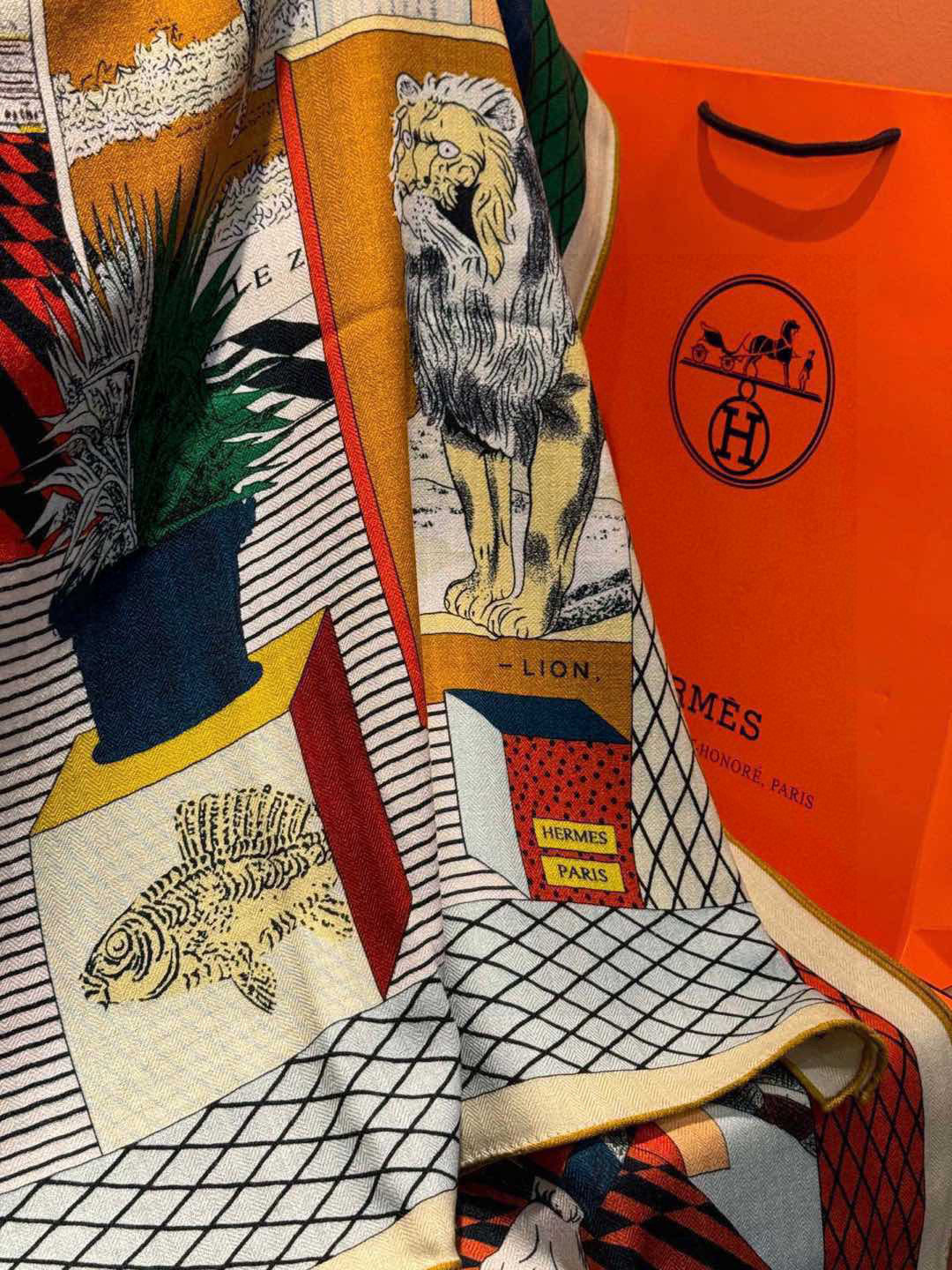 爱马仕新款双面同色 品名 新型大剧院面料:丝绒尺寸:140*140 这款爱马仕点睛配饰可以多种方式佩