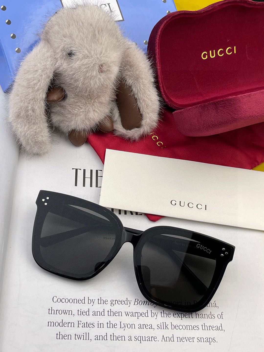   GUCCI2024开春新款一体镜 大框太阳镜男女同款 😎 
爆款大框尼龙太阳镜 超逼格超酷 
镜腿品