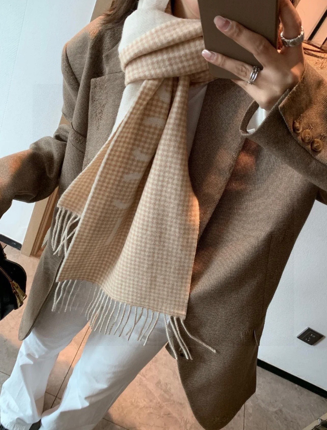 Luxurious Wool Scarf: Soft, Warm, Handmade, Double-Sided Design, Elegant Colors, Stylish Logo - 图片 2