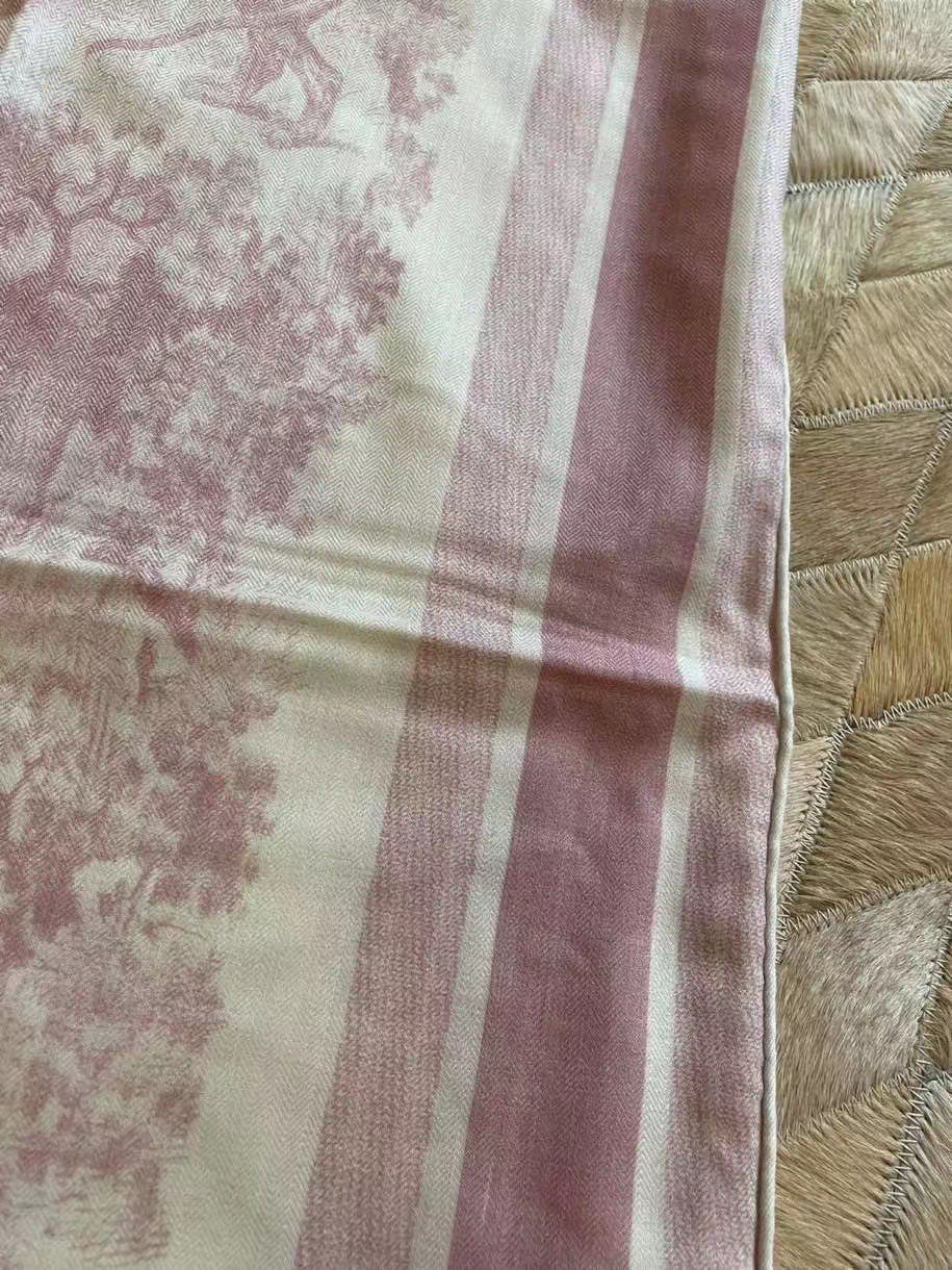  上新❤️ 𝐃𝐈𝐎𝐑 2025早春新款 《茹伊丛手绘方巾》
size：110x110 cm   【双面同