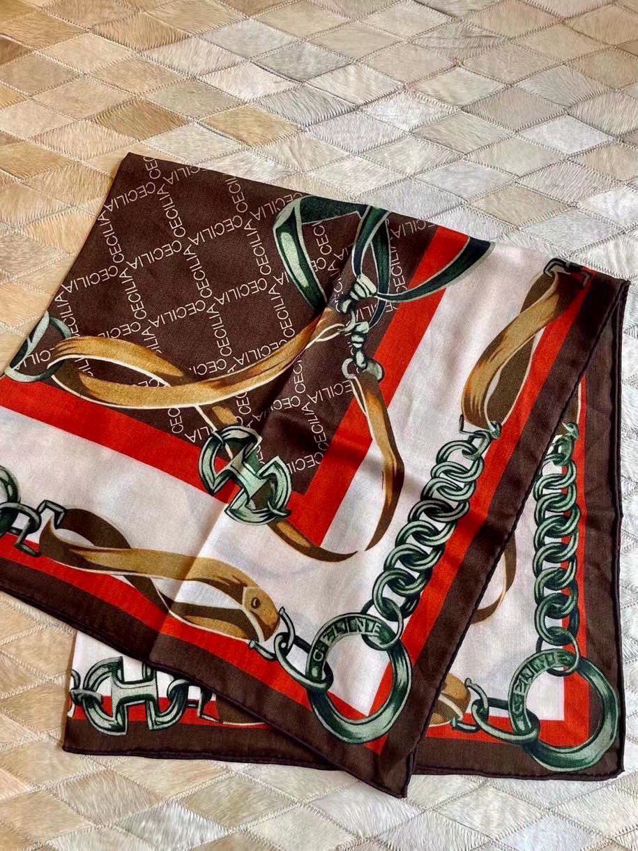  感觉是巴宝莉全系列中最温柔的一款围巾
上新❤️
❤【️经典字母】黄金尺寸110*110
双面同色丝绒