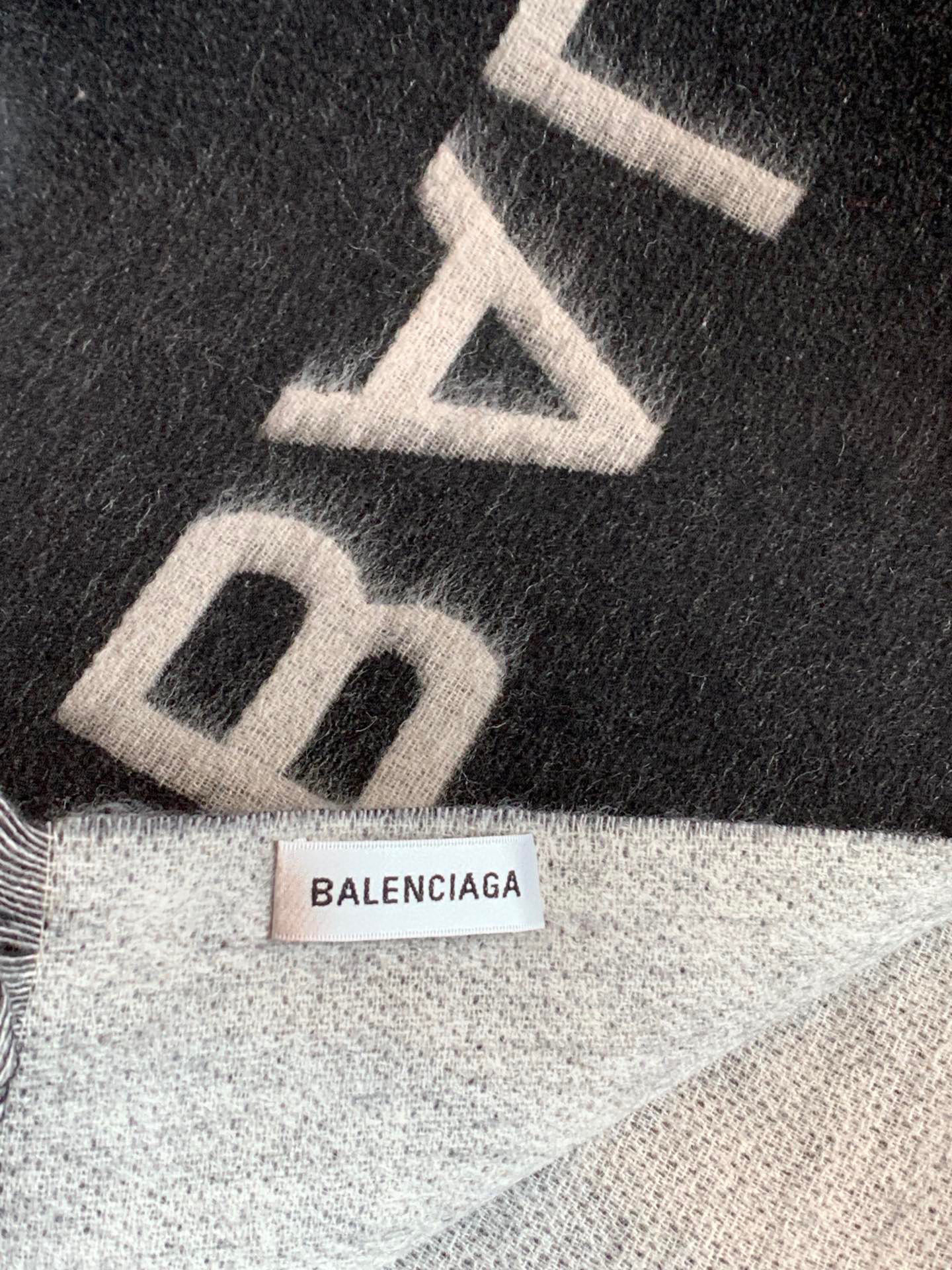 Paris Family Fashion Brand: Iconic Shawl Dominates European Market - 图片 5