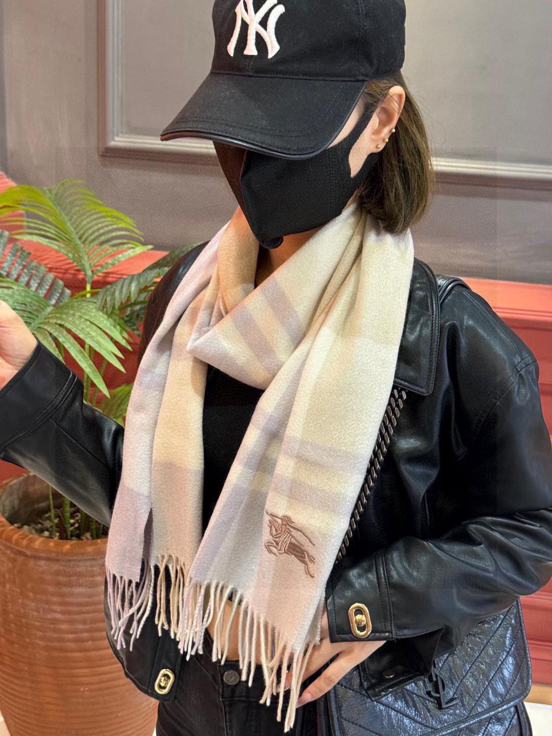   ✔️重磅推荐❗️巴宝莉 新品 ·情侣款 羊绒围巾❗️臻选上乘的山羊绒纤维，耗时耗力，再以清泉水浸泡涤