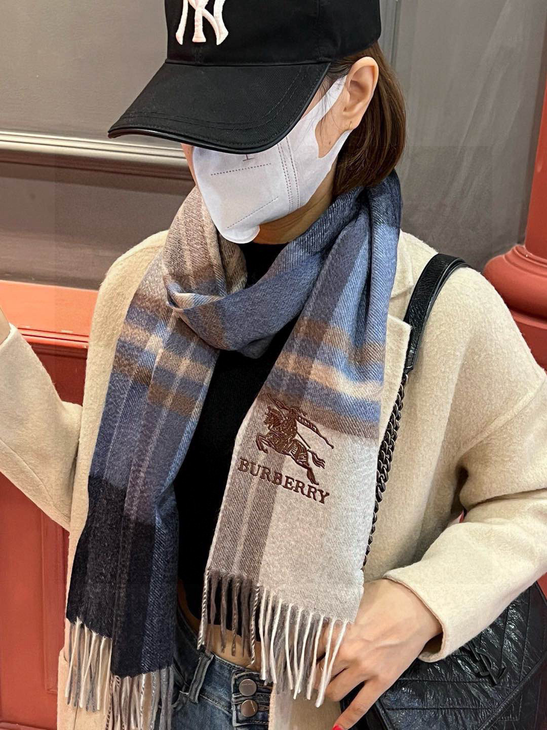   ✔️重磅推荐❗️巴宝莉 新品 ·情侣款 羊绒围巾❗️臻选上乘的山羊绒纤维，耗时耗力，再以清泉水浸泡涤