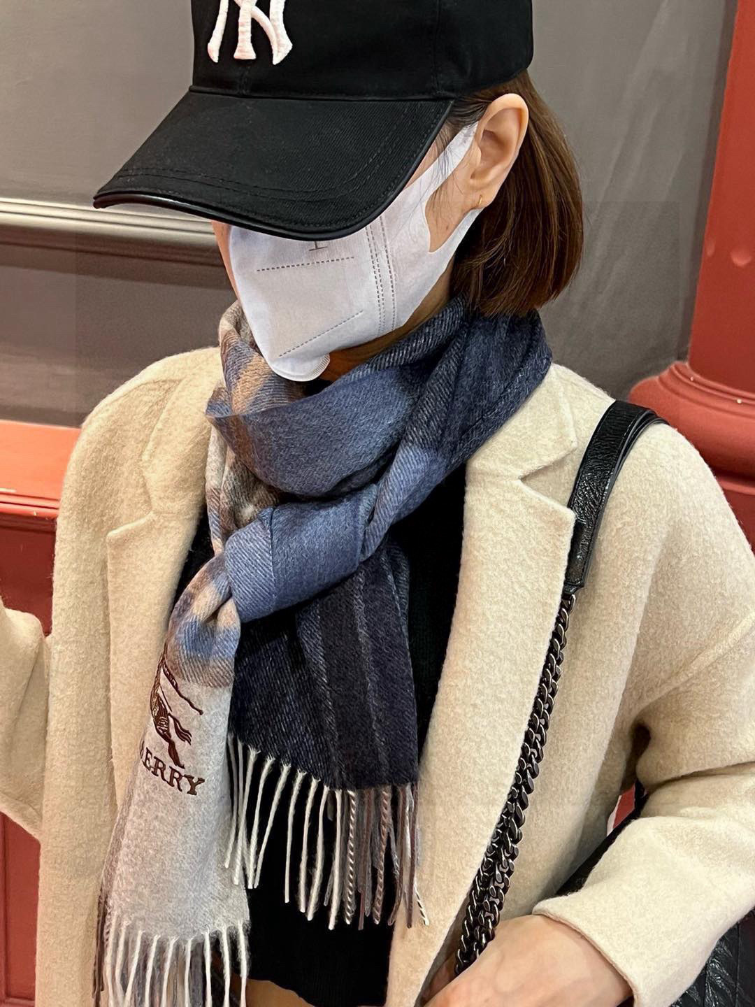   ✔️重磅推荐❗️巴宝莉 新品 ·情侣款 羊绒围巾❗️臻选上乘的山羊绒纤维，耗时耗力，再以清泉水浸泡涤