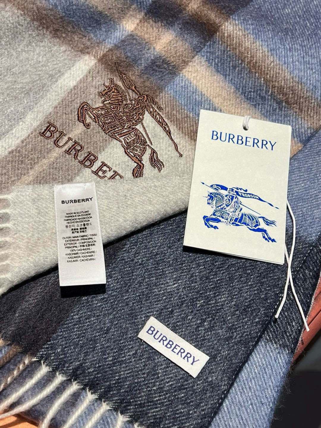   ✔️重磅推荐❗️巴宝莉 新品 ·情侣款 羊绒围巾❗️臻选上乘的山羊绒纤维，耗时耗力，再以清泉水浸泡涤