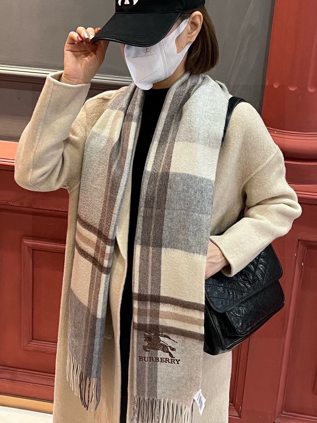   ✔️重磅推荐❗️巴宝莉 新品 ·情侣款 羊绒围巾❗️臻选上乘的山羊绒纤维，耗时耗力，再以清泉水浸泡涤