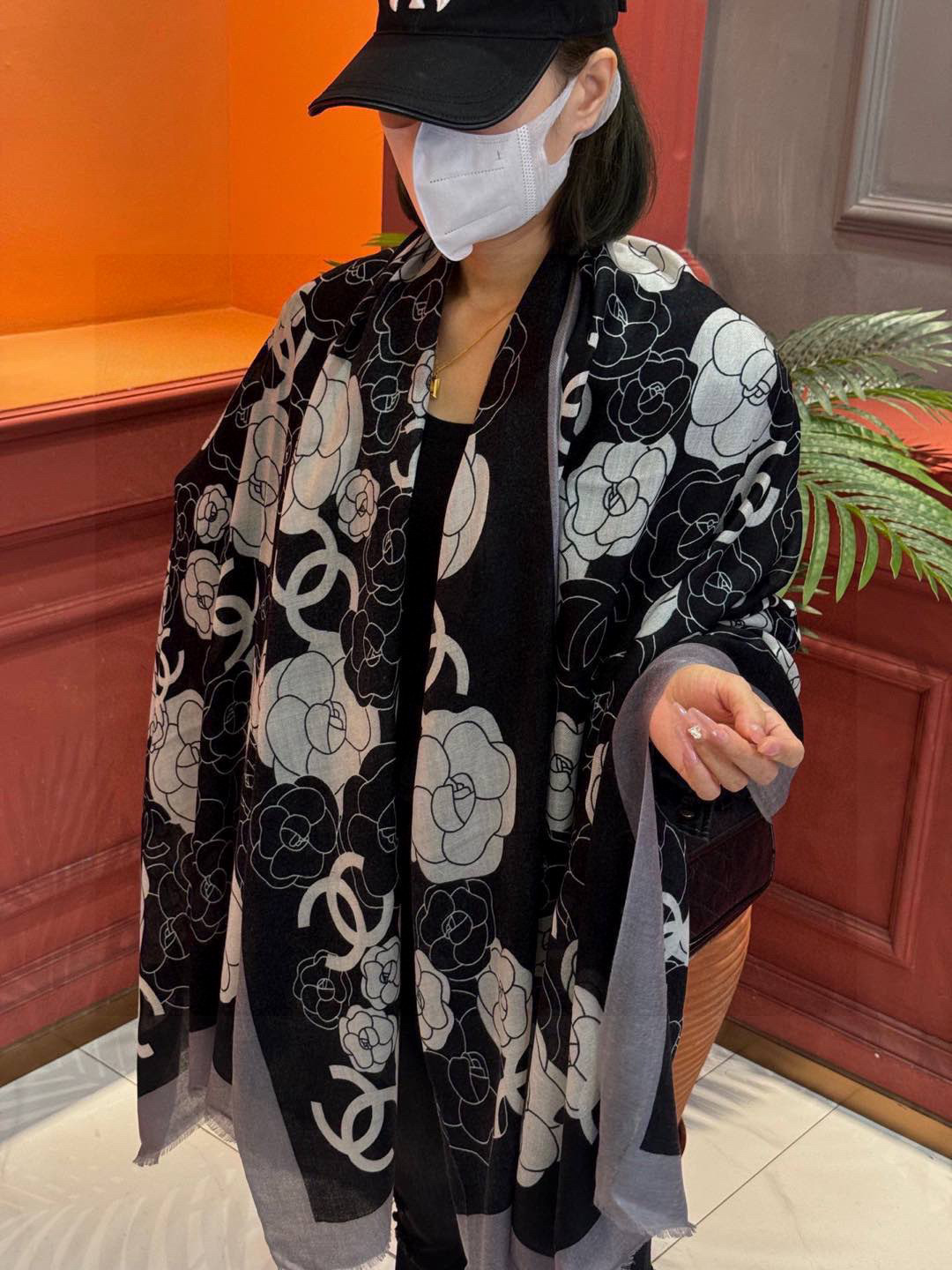   羊绒新款💞 新❤小香【山茶花长围巾】~超级抬气色！高级女人味！羊绒围巾也能这么美！！！这款双面花卉羊