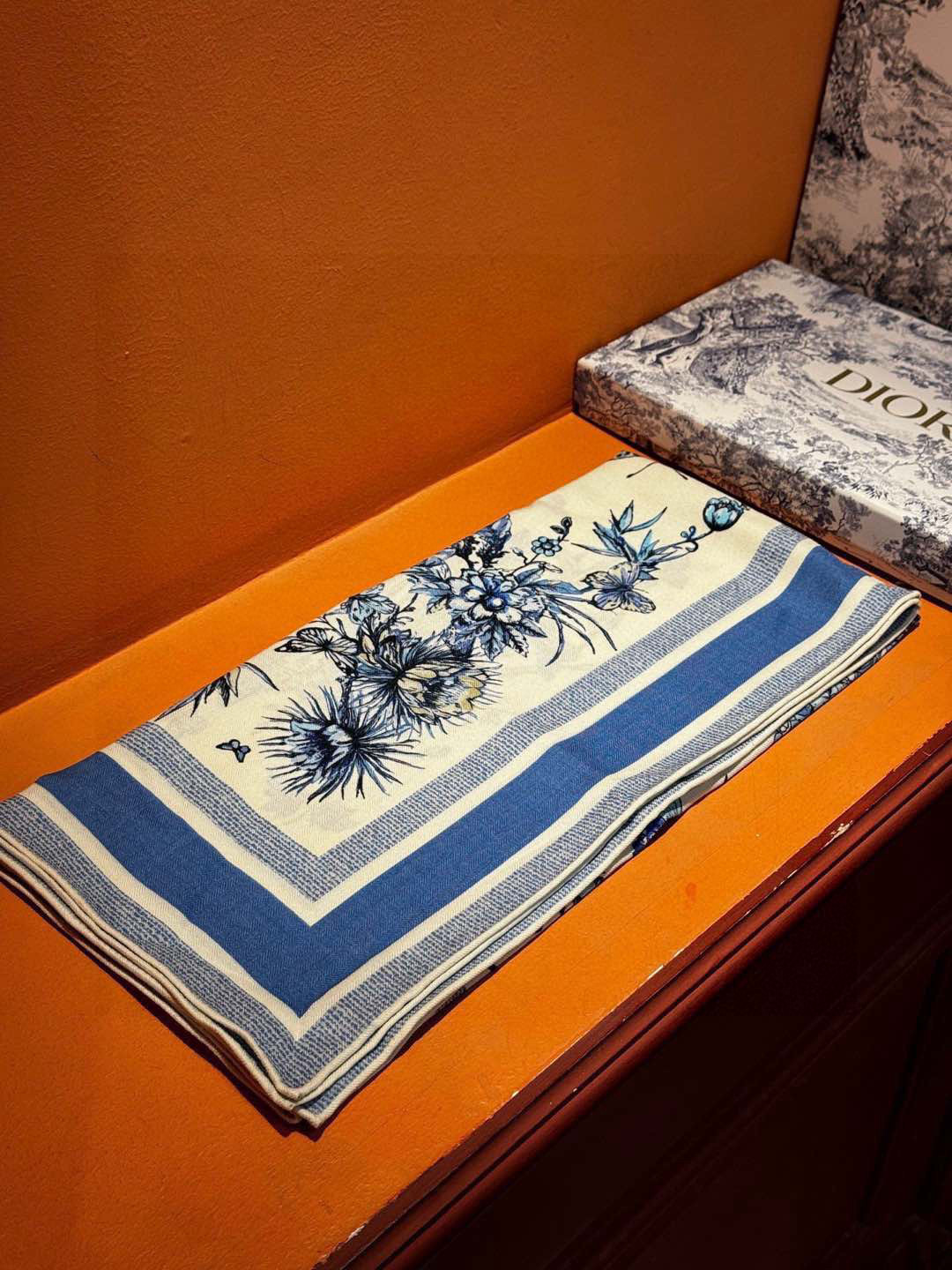 🌼🌼双面同色原单迪奥Mexico茹伊印花 方巾，方巾将蝴蝶和传统墨西哥花朵巧妙融合，突显绚烂缤纷的效果。
