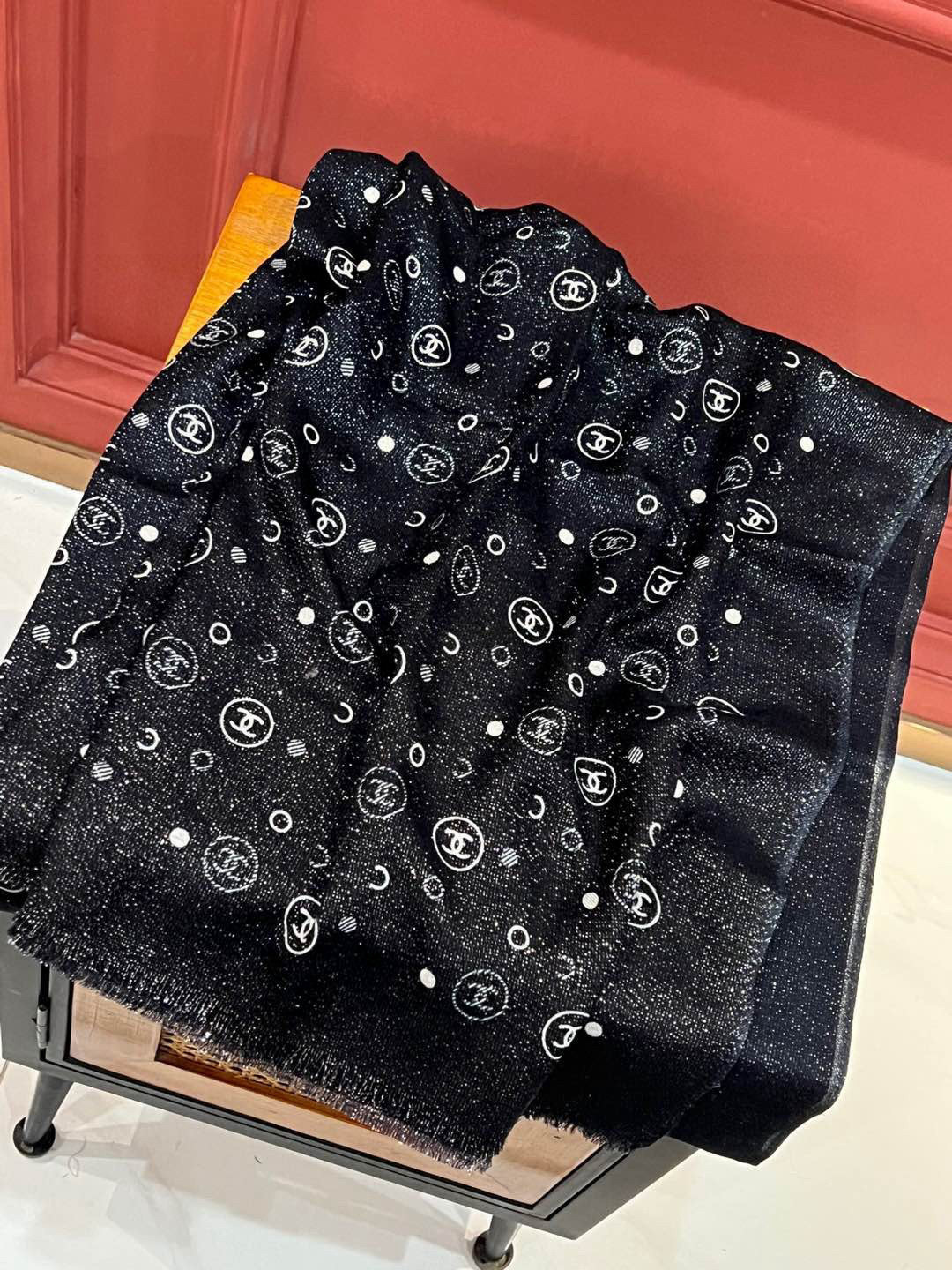  上新🌟 会发光发亮的围巾 💄💋新款客供银线💖羊绒面料长巾 😘美翻了流泪【小香银线图标】，御用殿堂级极品