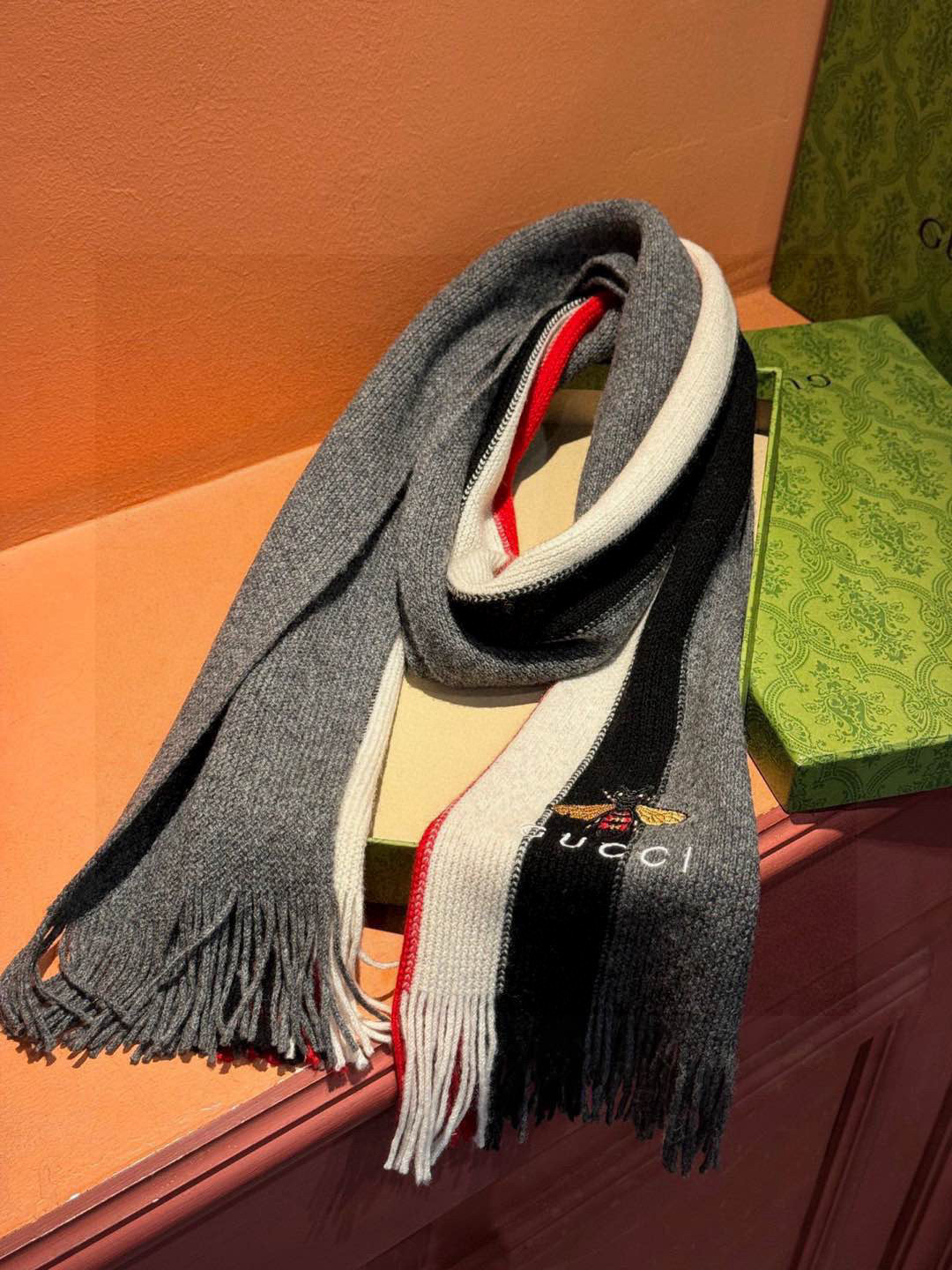  男女同款，百分百纯羊绒 Gucci 高端羊绒针织围巾！】可正式，可随意，非常Classical的设计