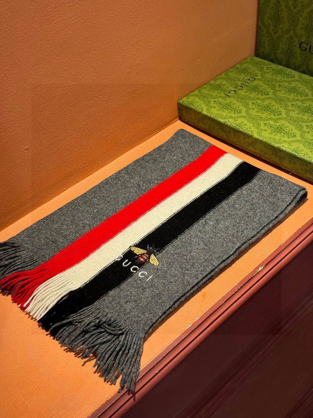   男女同款，百分百纯羊绒 Gucci 高端羊绒针织围巾！】可正式，可随意，非常Classical的设计