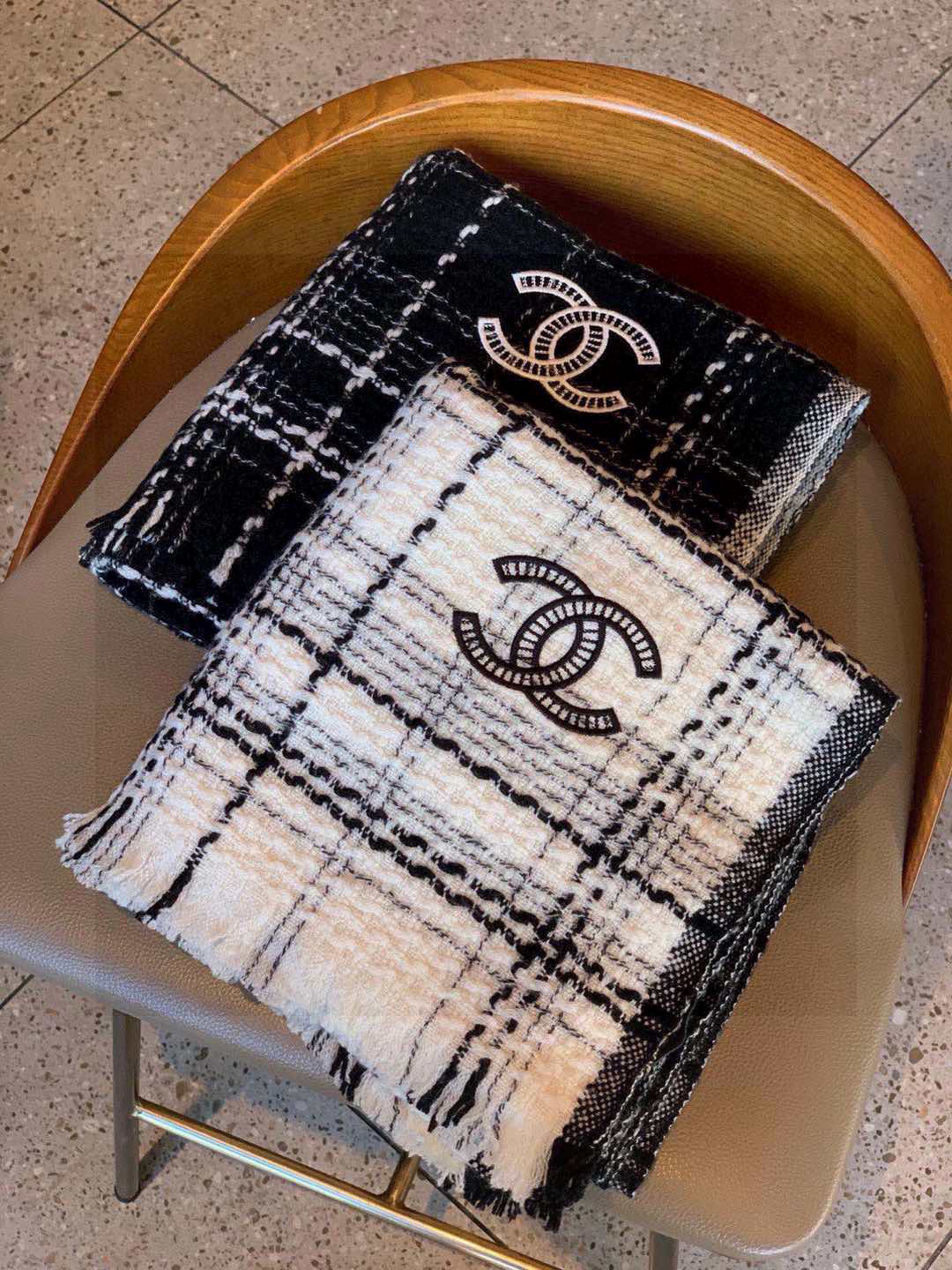  ‼️新😘😘香奈儿（CHANEL）年度最美‼️ 【双C编织格纹披肩】独家渠道原单货‼️年度最新力作 顶极
