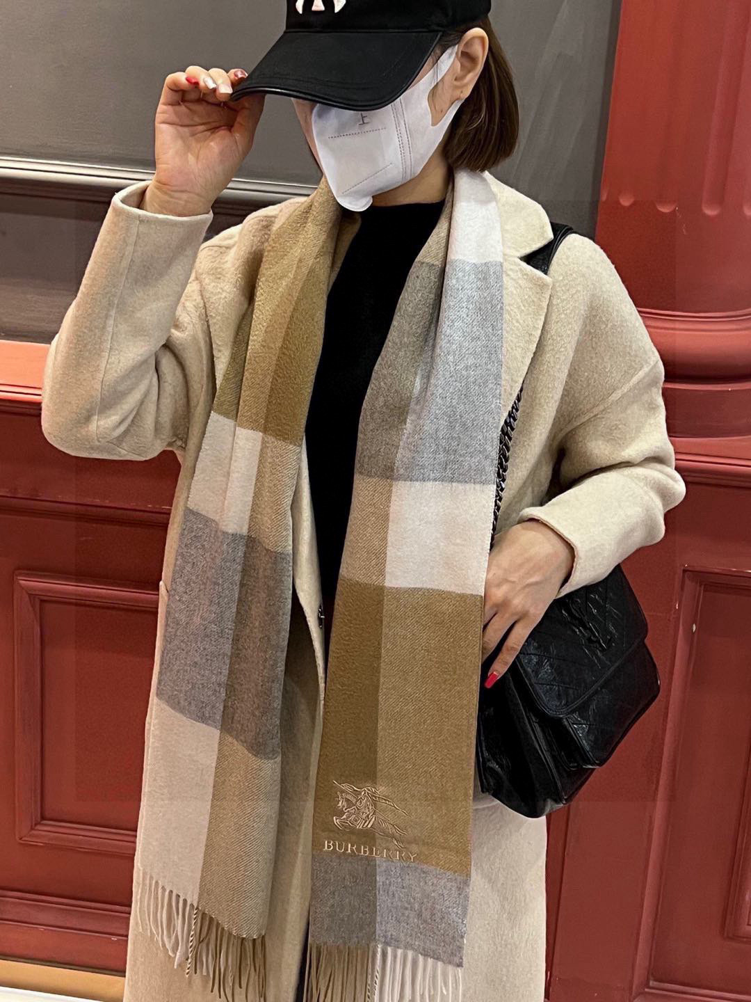   ✔️重磅推荐❗️巴宝莉 新品 ·情侣款 羊绒围巾❗️臻选上乘的山羊绒纤维，耗时耗力，再以清泉水浸泡涤