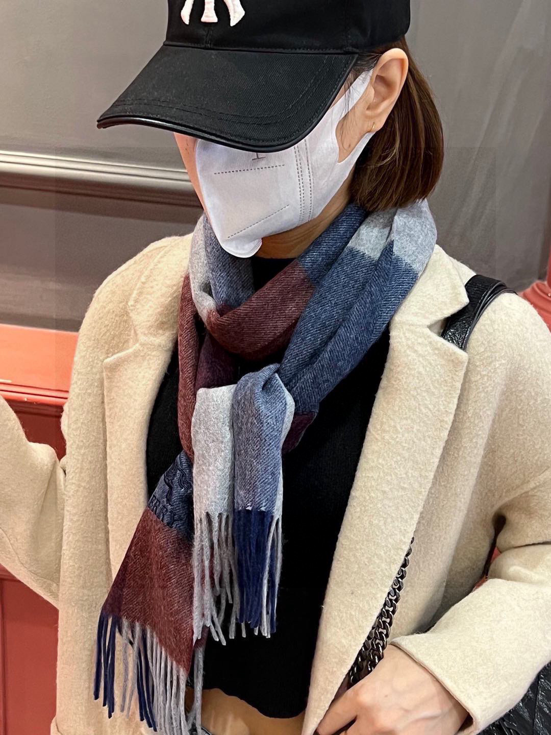   ✔️重磅推荐❗️巴宝莉 新品 ·情侣款 羊绒围巾❗️臻选上乘的山羊绒纤维，耗时耗力，再以清泉水浸泡涤