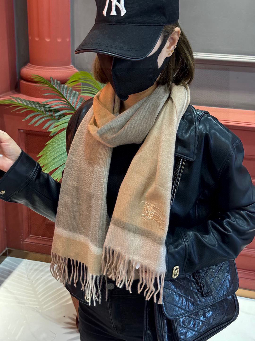   ✔️重磅推荐❗️巴宝莉 新品 ·情侣款 羊绒围巾❗️臻选上乘的山羊绒纤维，耗时耗力，再以清泉水浸泡涤