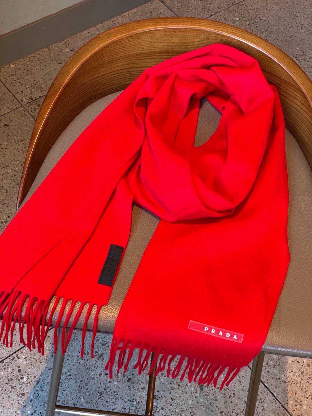 Prada’s Classic Logo Couple Scarf: Fashionable Style for Successful Men. - 图片 5
