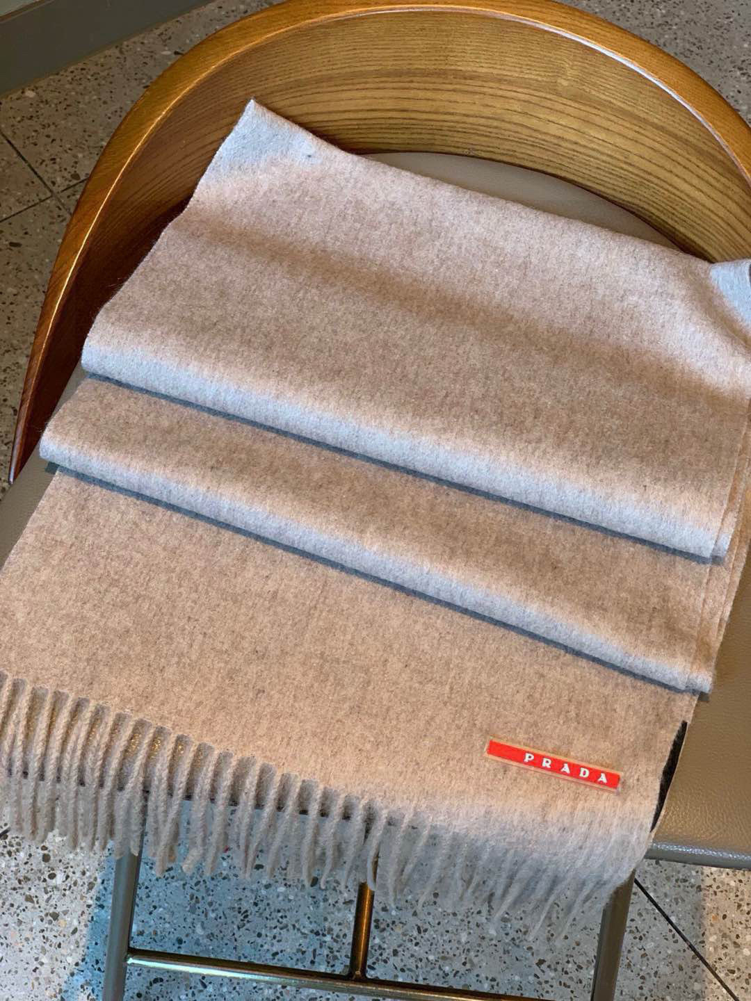 Prada’s Latest Classic Logo Couple Scarf: Fashionable, Quality, 180*30 Size - 图片 7