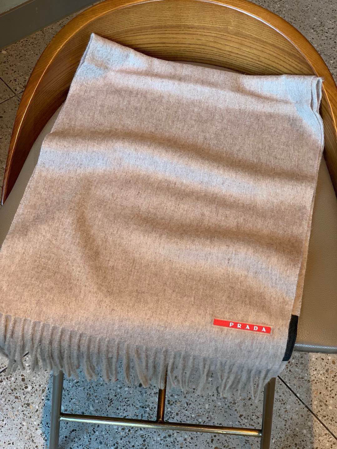 Prada’s Latest Classic Logo Couple Scarf: Fashionable, Quality, 180*30 Size - 图片 4
