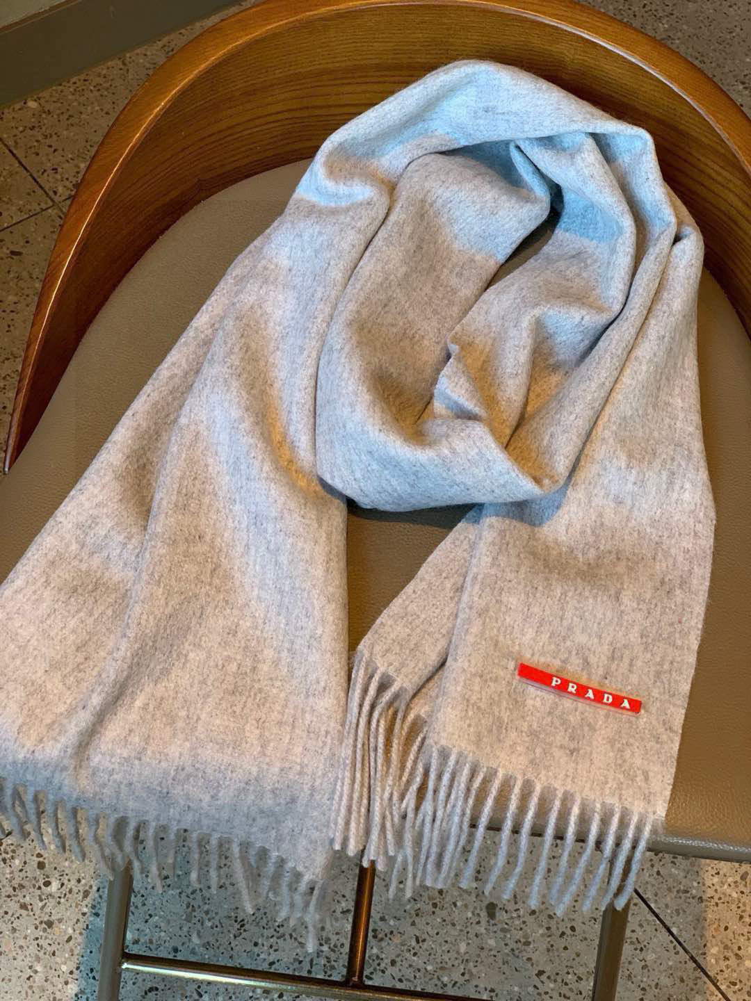 Prada’s Classic Logo Couple Scarf: Fashionable Design for Successful Men, Size 180*30 - 图片 5
