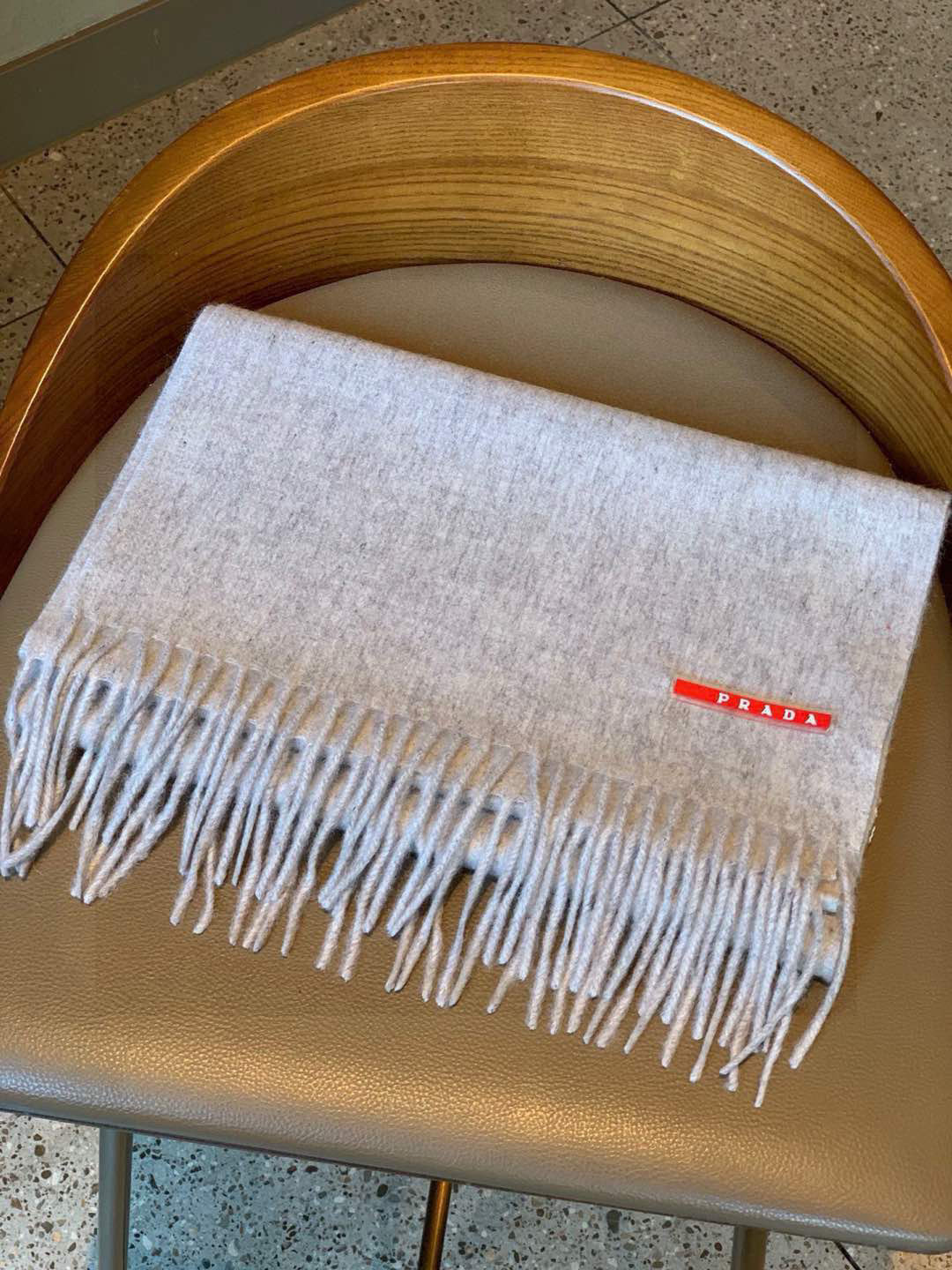 Prada’s Classic Logo Couple Scarf: Fashionable Design for Successful Men, Size 180*30 - 图片 3