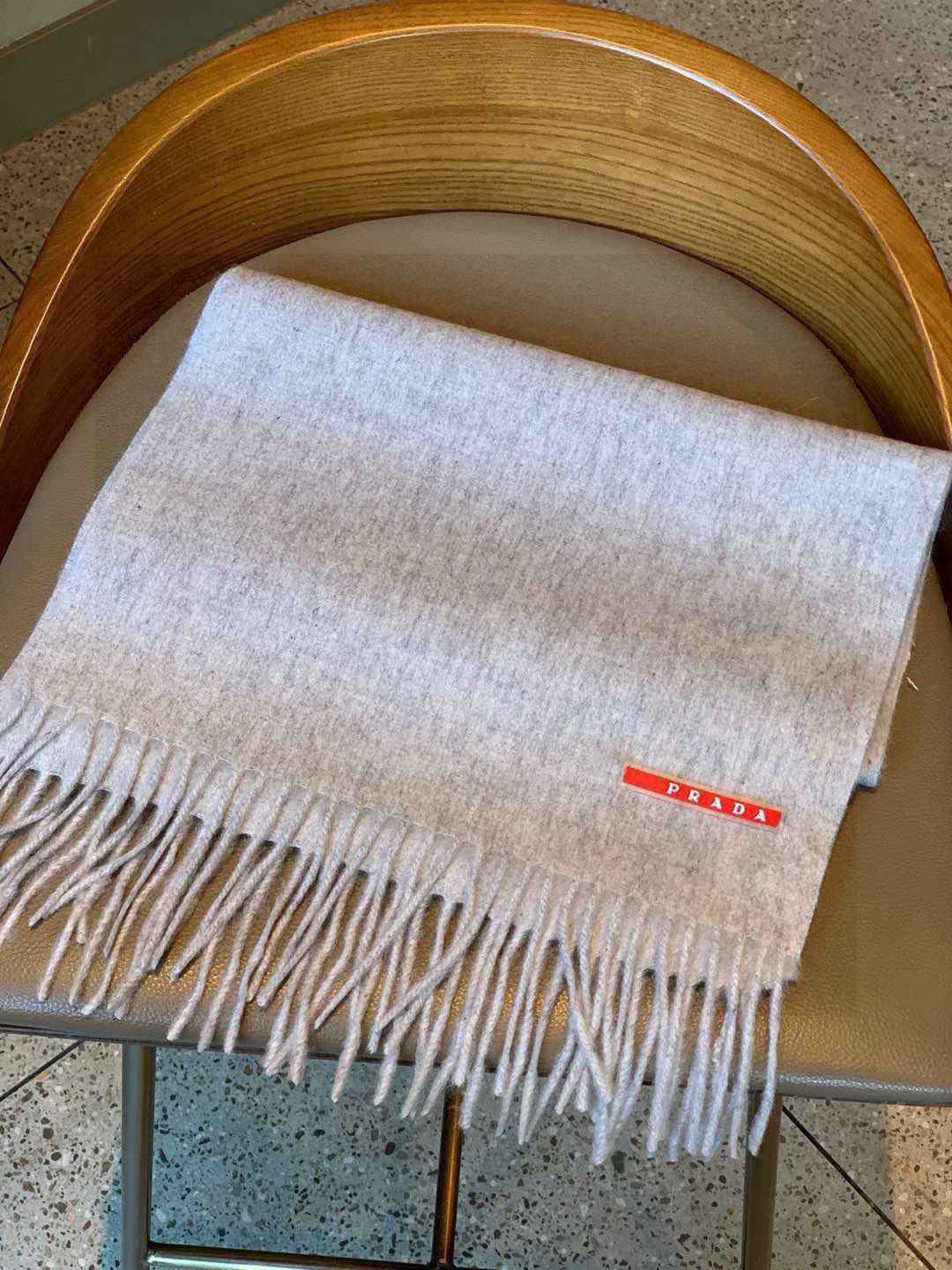 Prada’s Classic Logo Couple Scarf: Fashionable Design for Successful Men, Size 180*30 - 图片 4